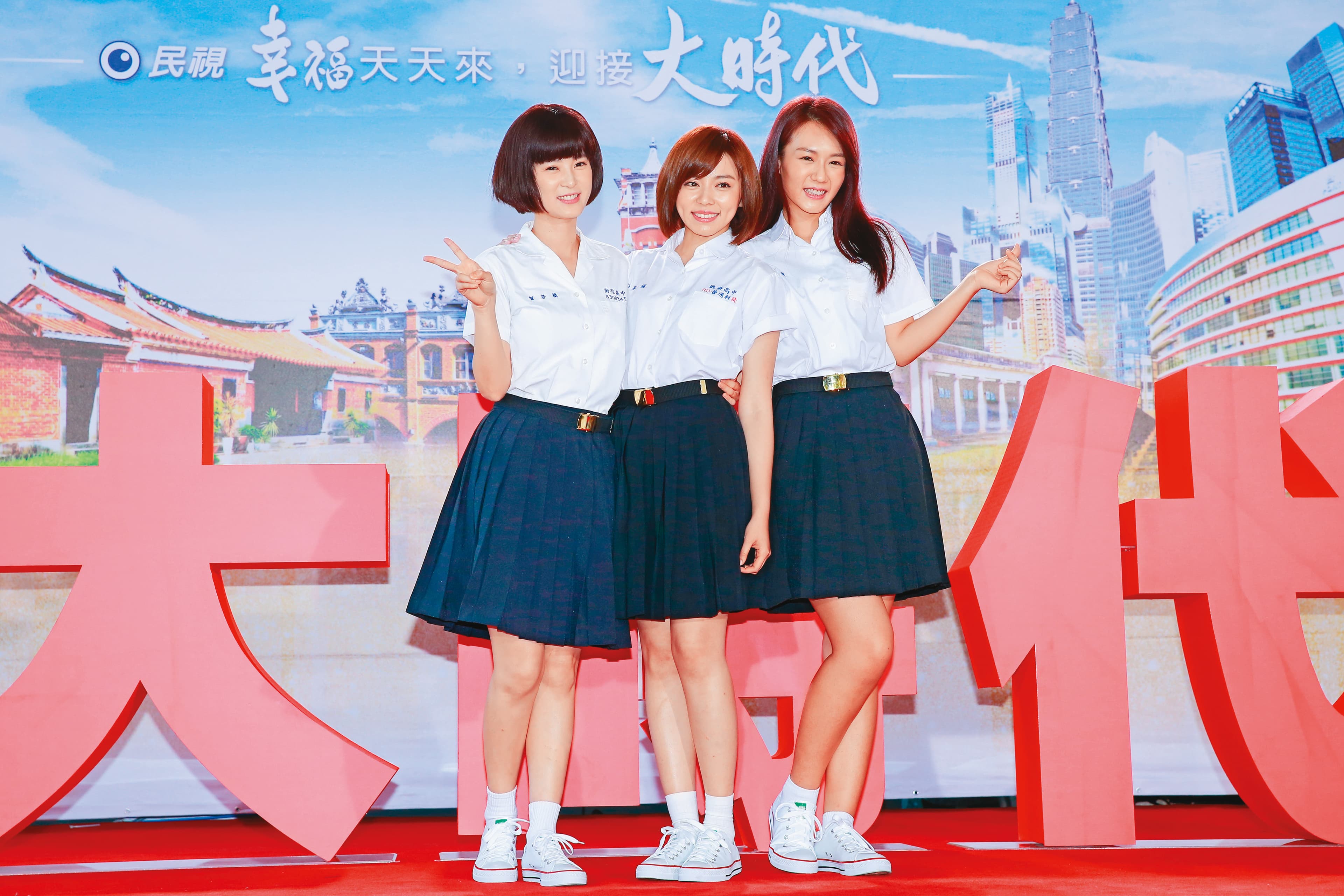 王瞳(中)演出《大時代》期間,憂鬱症復發,經歷人生低潮。左為楚宣,右為李又汝。