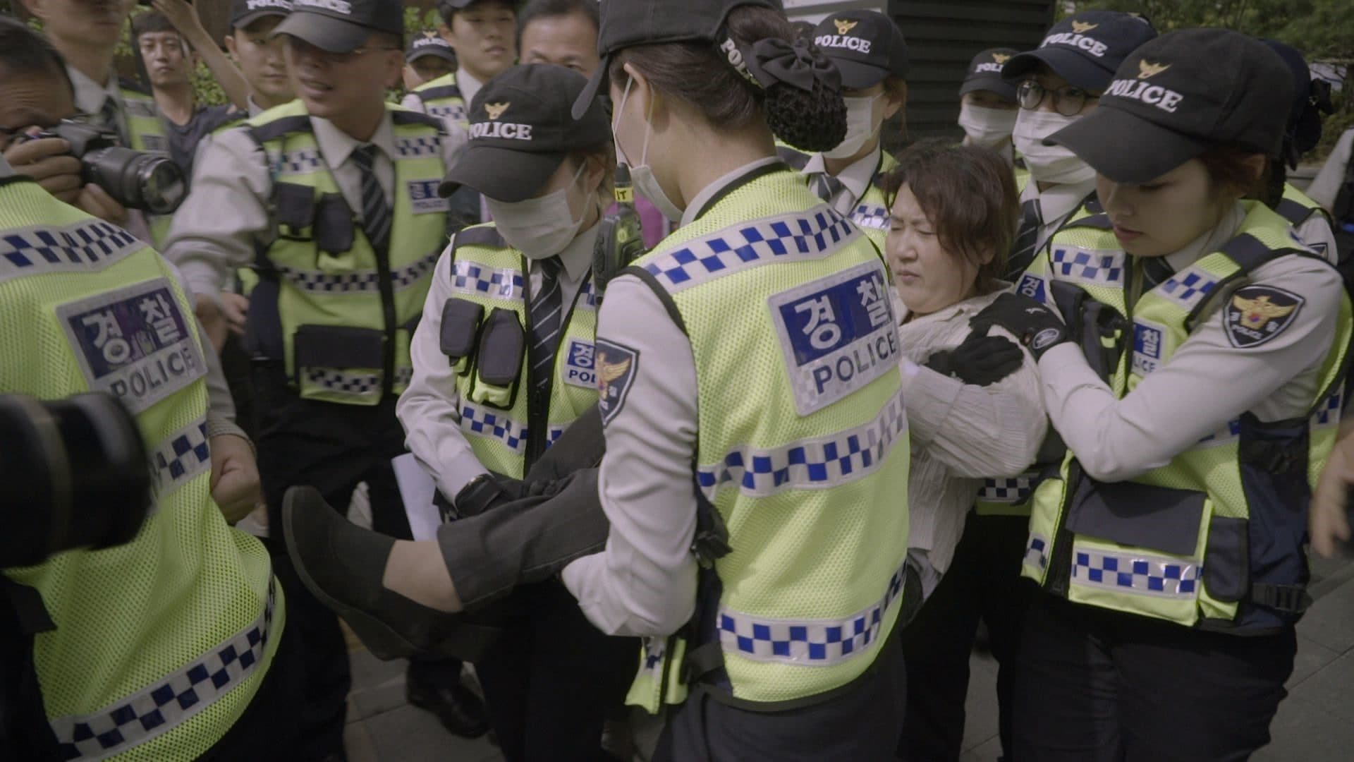 金蓮希在南韓使用不同方式示威求返鄉,經常在現場遭到警方驅逐。(翻攝自Daum Movie)