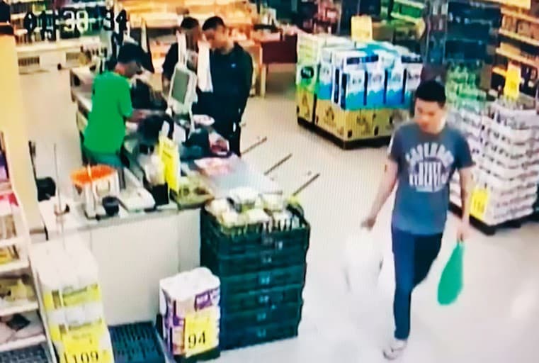 唐男等3人凌晨前往羅東的頂好超市購焚屍用的木炭,被監視器拍下。(翻攝畫面)