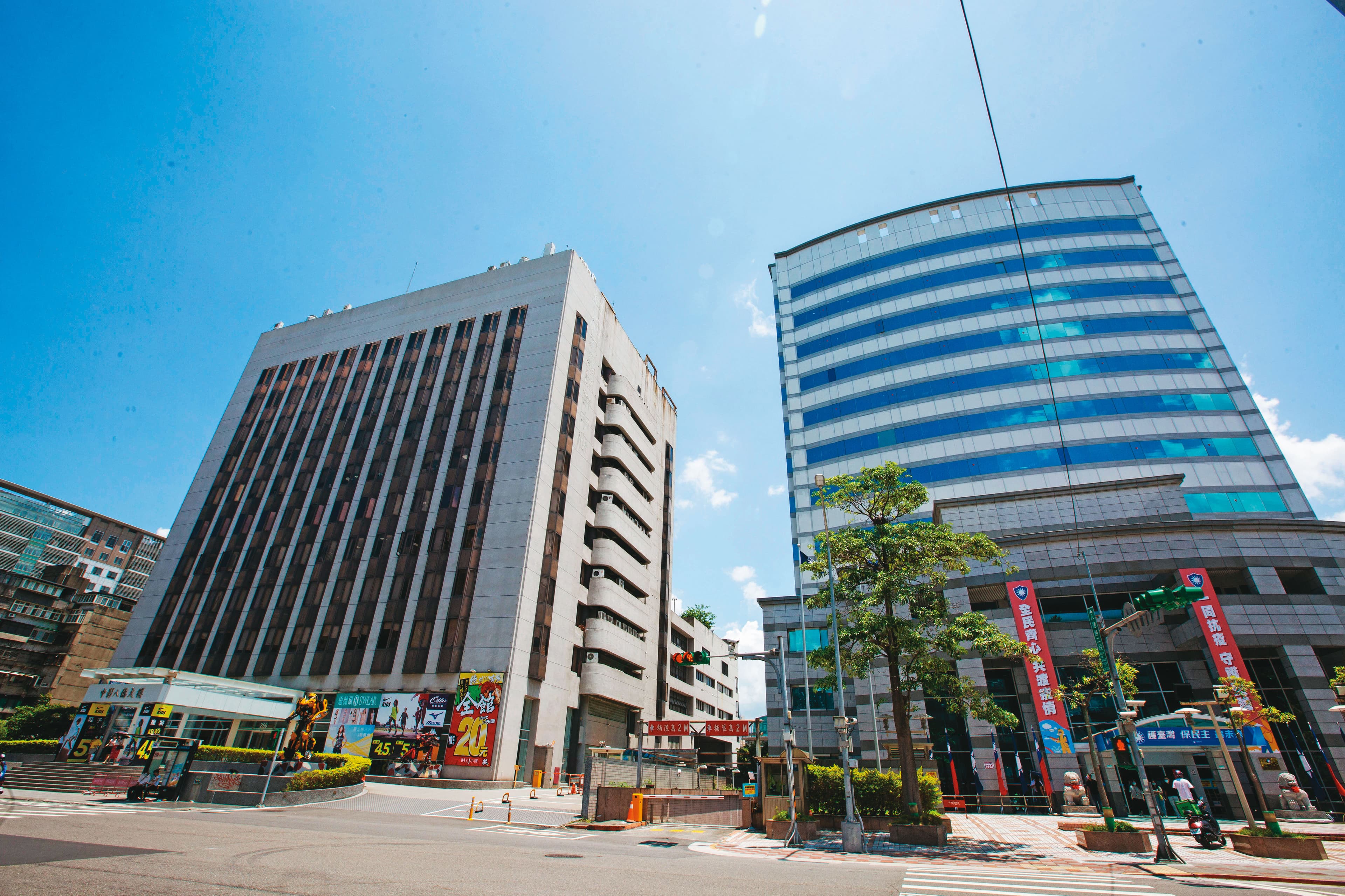 中影華夏大樓(左)與右方國民黨黨部所在的八德大樓,皆位於台北市八德路的黃金地段。
