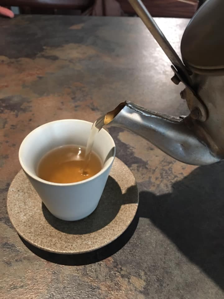 把剝皮辣椒湯盛在小茶壺中,上桌後緩緩倒入聞香杯,除了湯的味道極濃極香外,溫度恰好。(讀者陳小姐提供)