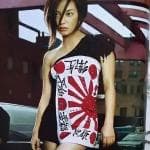 趙薇2001年身穿影射日本國旗服裝,鬧出「軍旗裝」事件。(翻攝自微博)