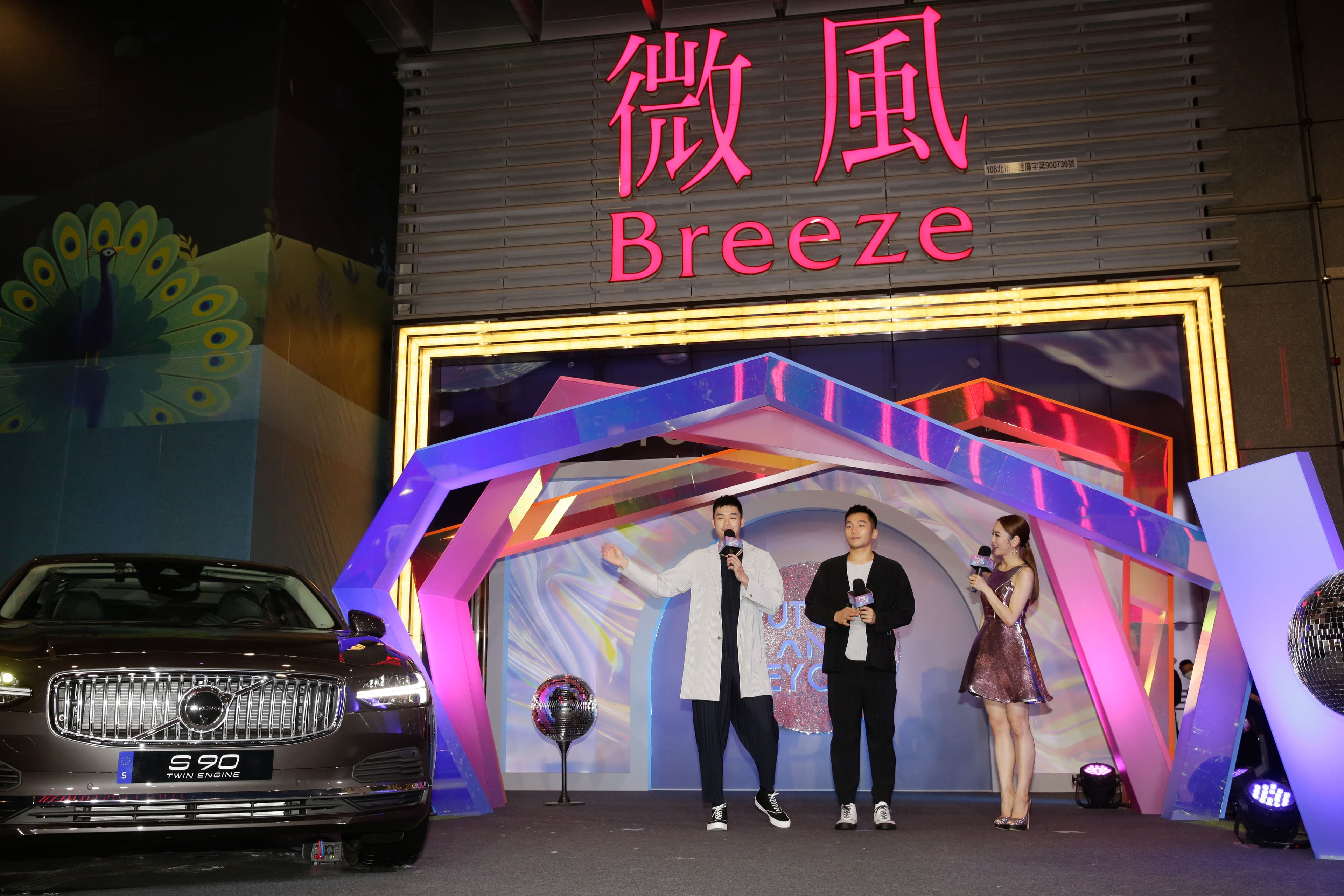 王齊麟(左)和李洋(中)選穿Homme Plissé Issey Miyake男裝,連袂走微風信義之夜紅毯,直呼:「比奧運比賽還緊張太多。」