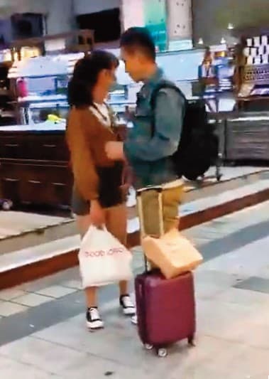 喻希豪(右)與蕭女(左)互動親密,毫不在意路人的目光。(讀者提供)