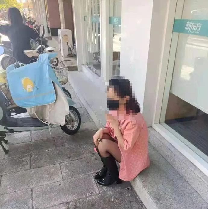 被抓包劈腿的女子。(翻攝自網易新聞)