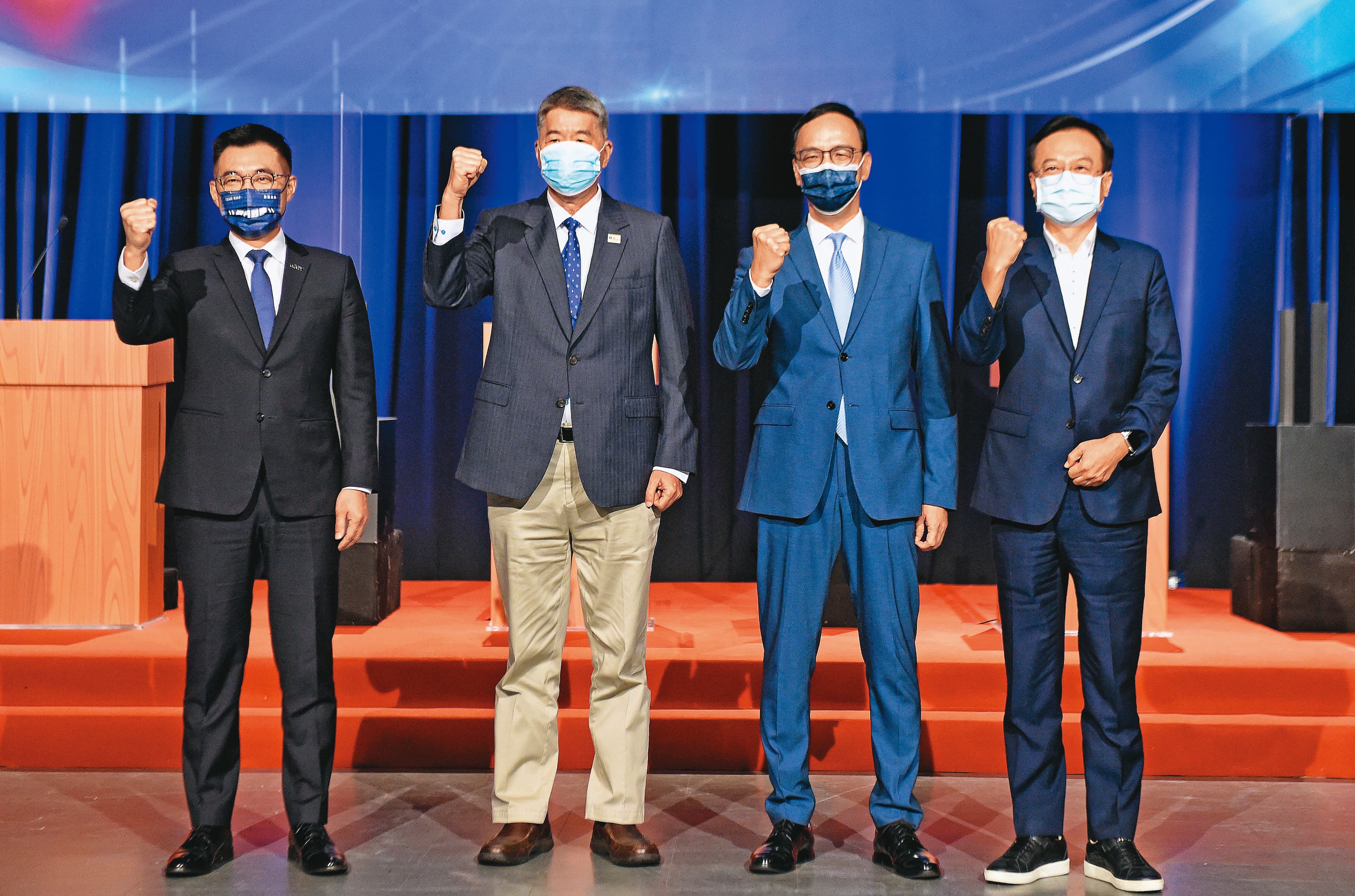 國民黨主席政見會4日登場,4位黨魁候選人在會上激烈交鋒,會後一同合影。