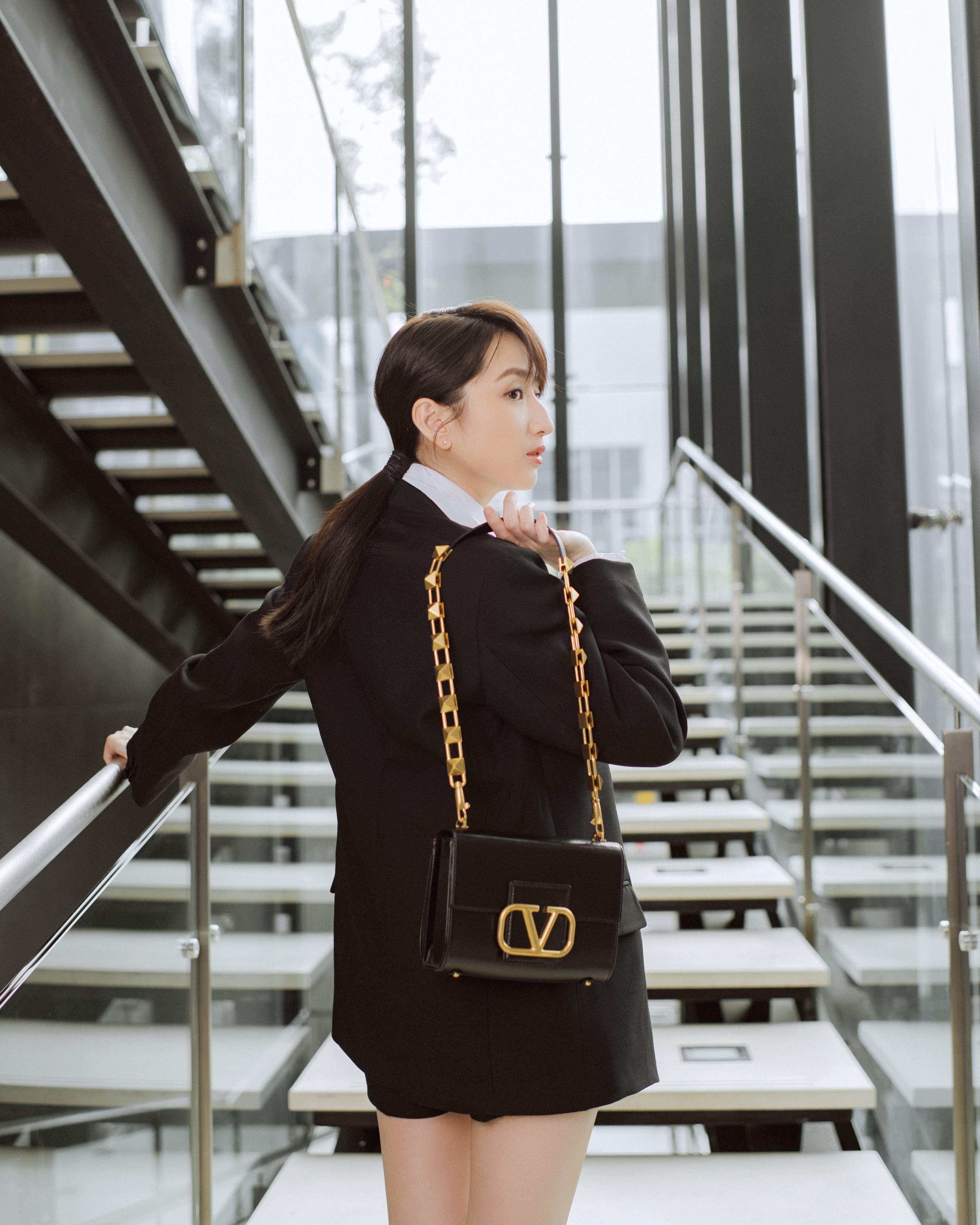 從背後一身黑色看起來,讓柯佳嬿憑添幾分女強人色彩。(Valentino Garavani提供)