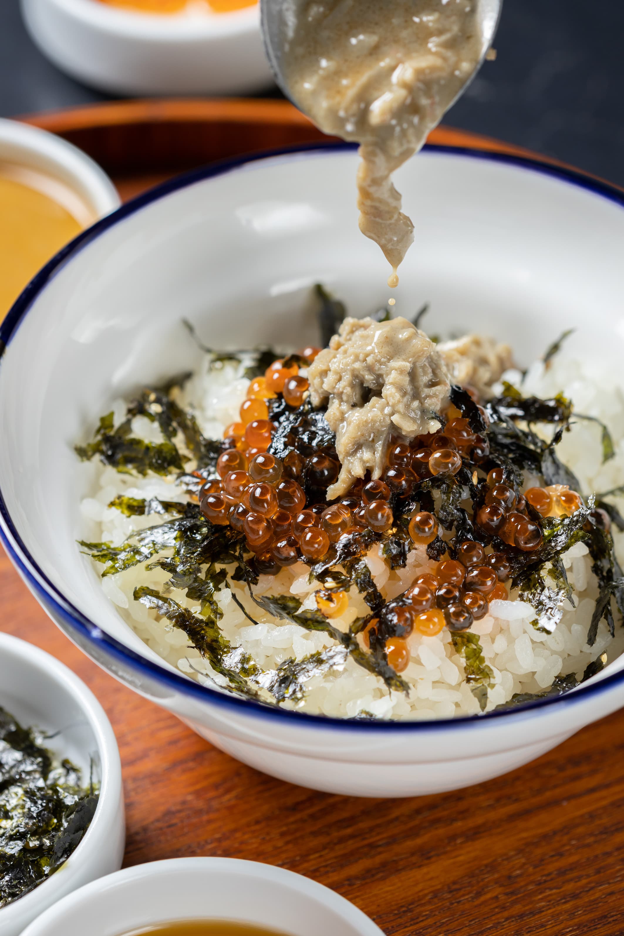 「蟹膏拌飯」嘗得到松葉蟹的濃厚鮮美與鮭魚卵的爆漿快感。(360元/份)