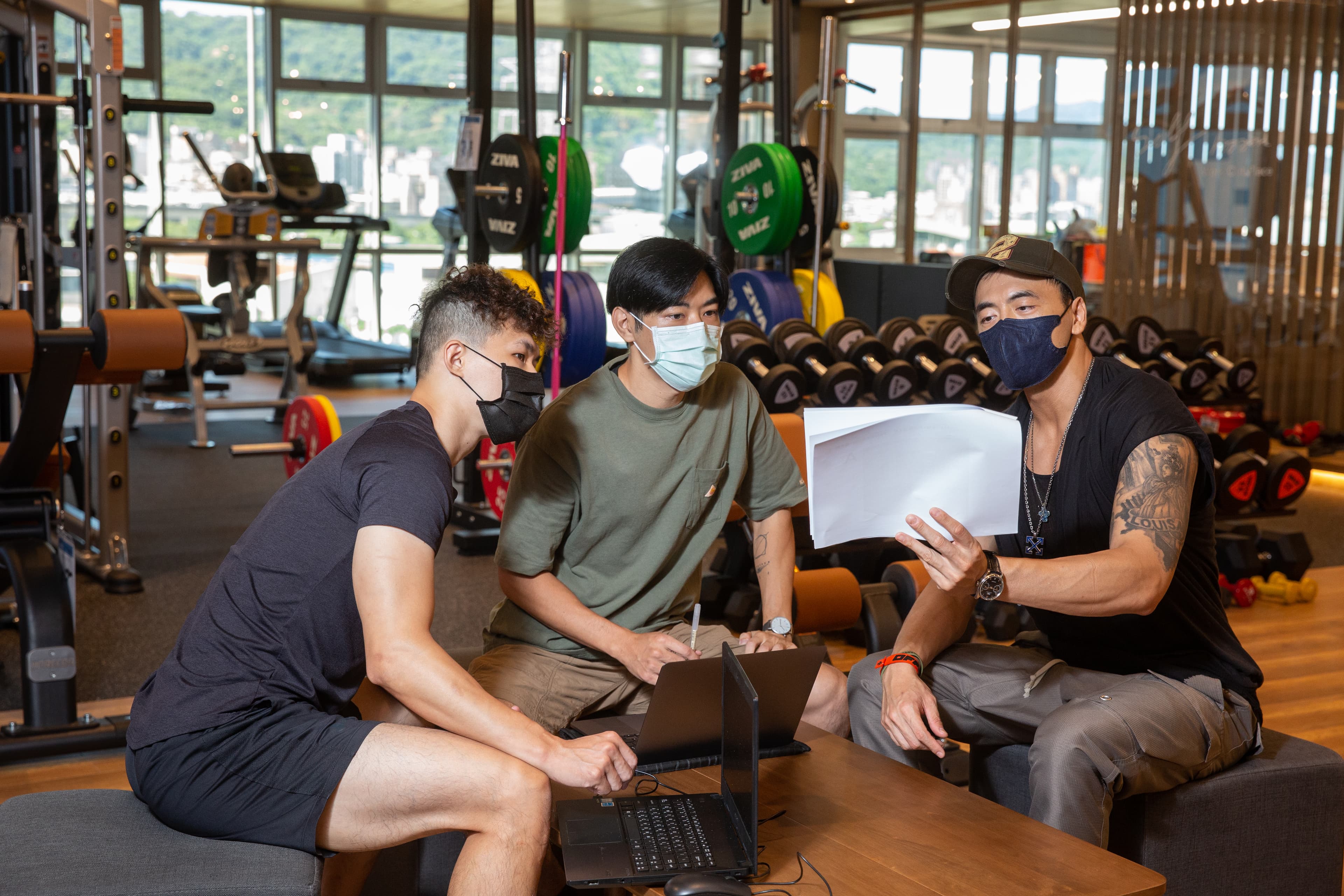 黃銘賢(右)習慣以健身紓壓,辦公室內的健身房常是開會地點。