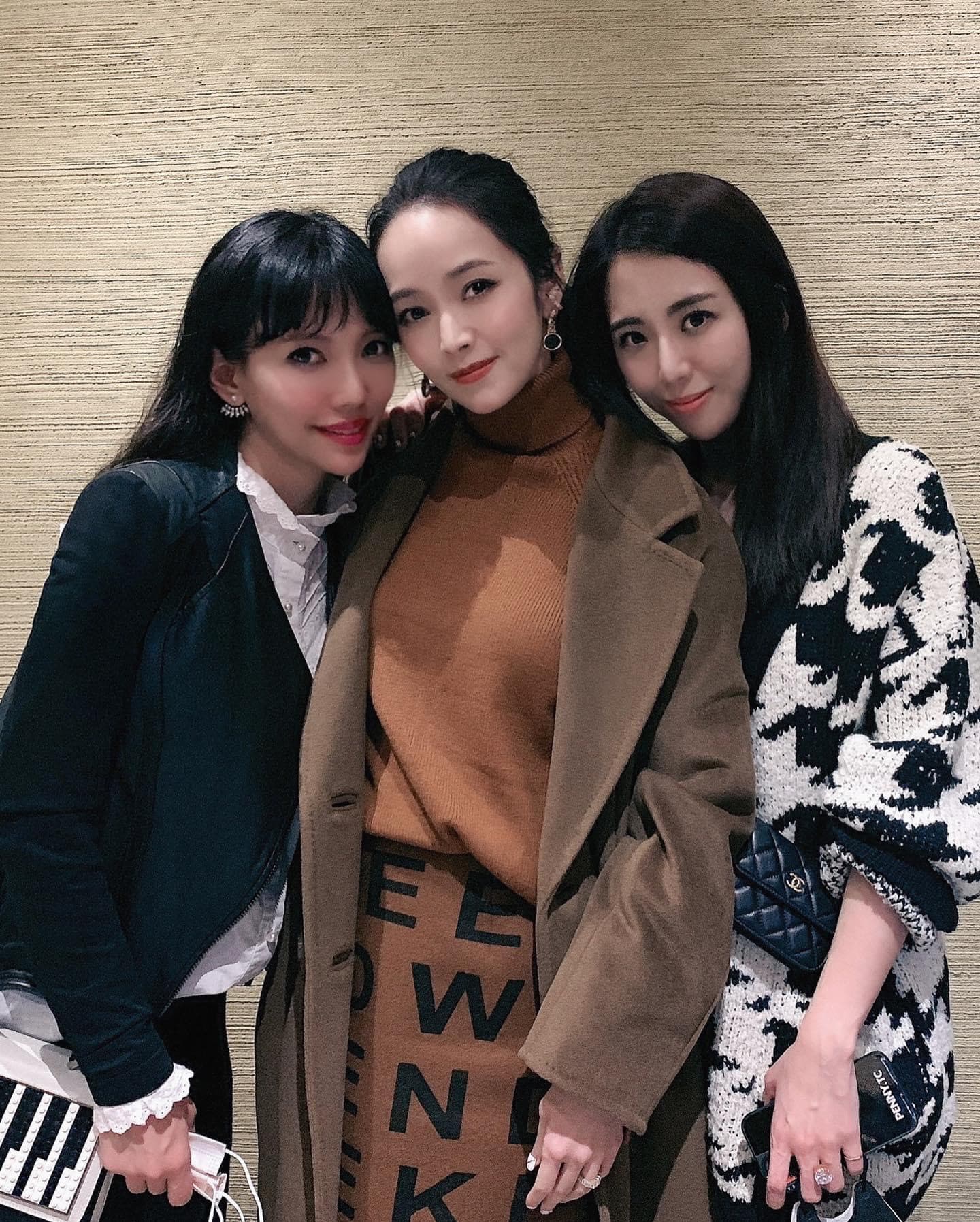 侯佩岑(中)與陶喆老婆江佩蓉(右)、王力宏老婆李靚蕾(左)常相約聚會。(翻攝自侯佩岑臉書)