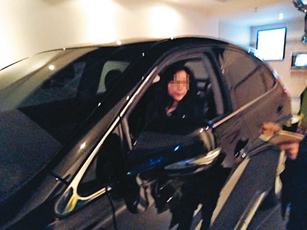 「開車衝撞」張女為了逃離現場,無視陳妻以肉身擋車,還試圖開車衝撞對方。(讀者提供)