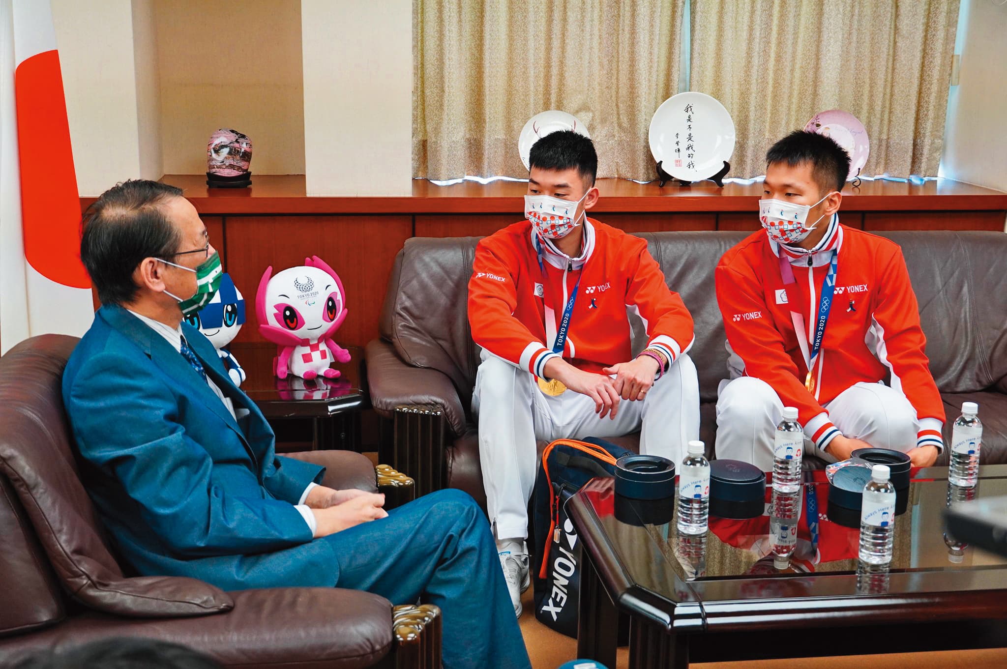 王齊麟(中)、李洋(右)走比較親民與勤跑基層路線,大小場子都有兩人身影。(翻攝自日本台灣交流協會臉書)