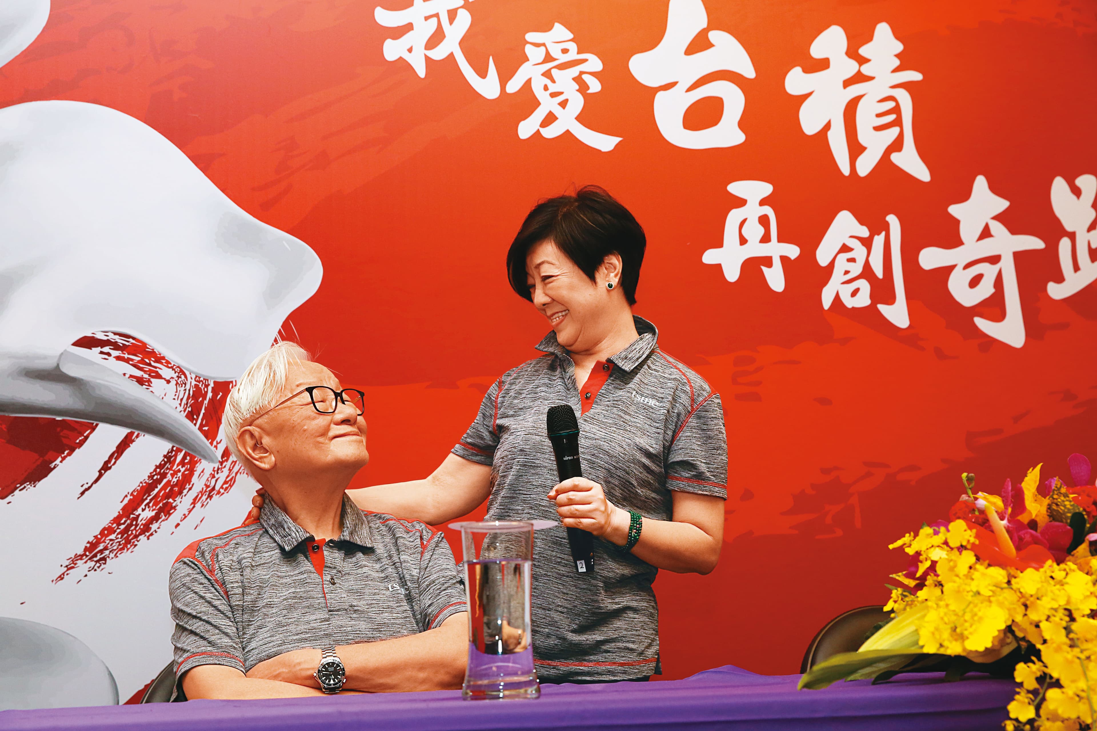 張忠謀(左)最重視的核心價值就是誠信正直。右為夫人張淑芬。