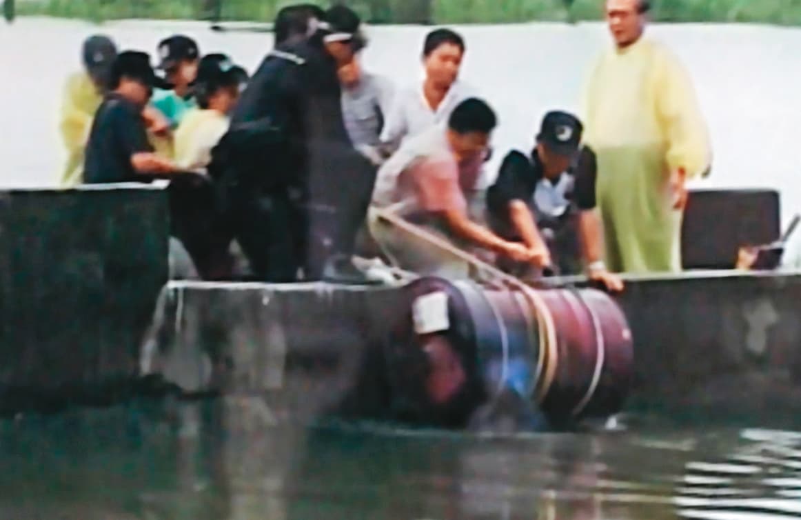 檢警在屏東林邊大排旁,尋獲藏著張男屍體的水泥鐵桶。(東森新聞提供)