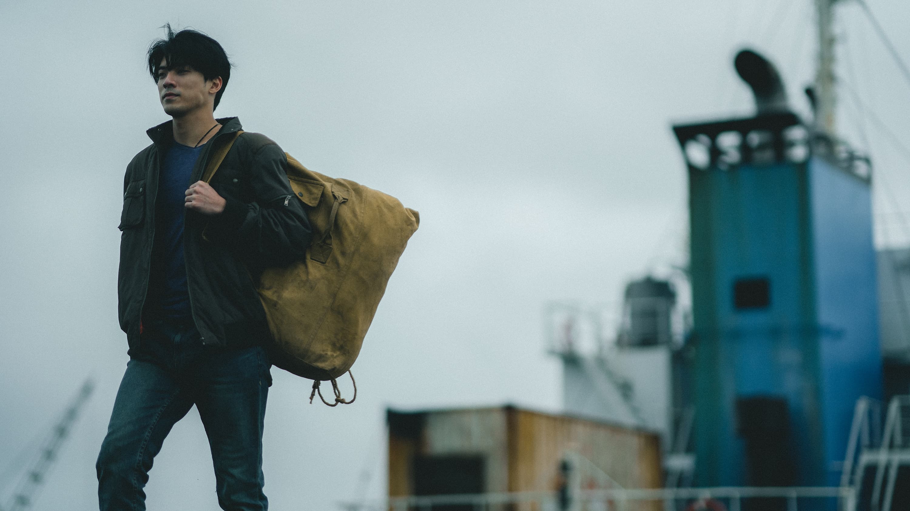 林哲熹在《青春弒戀》飾演重回家鄉的跑船廚師。(電影《青春弒戀》提供)