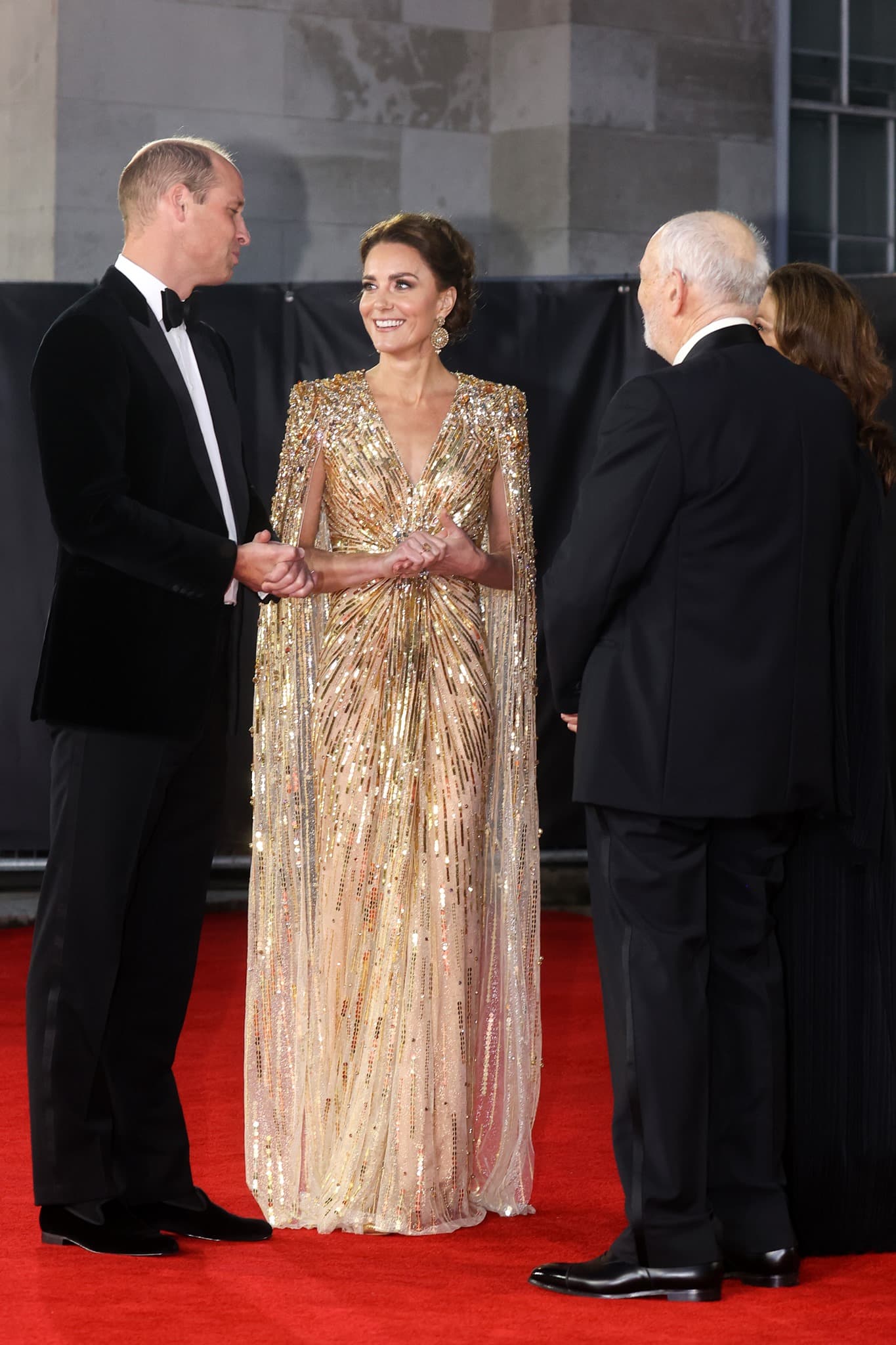 凱特王妃穿愛牌Jenny Packham訂製金色亮片斗篷禮服,雍容華貴。(翻攝The Royal Family臉書)