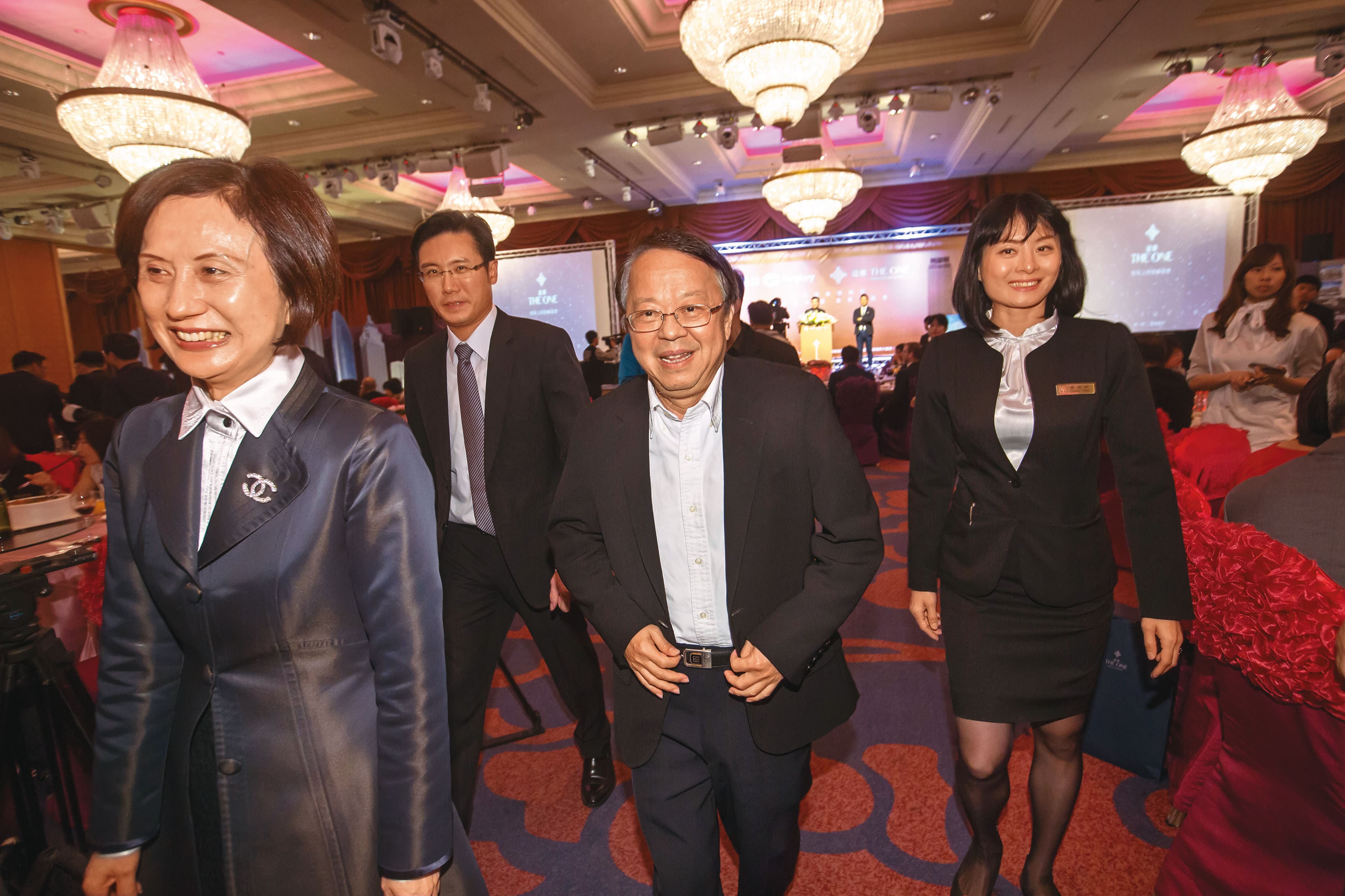 接下國硯銷售案時,林聰麟成功說服國揚集團創辦人侯西峰(右二)將一樓店面全部改為公設。