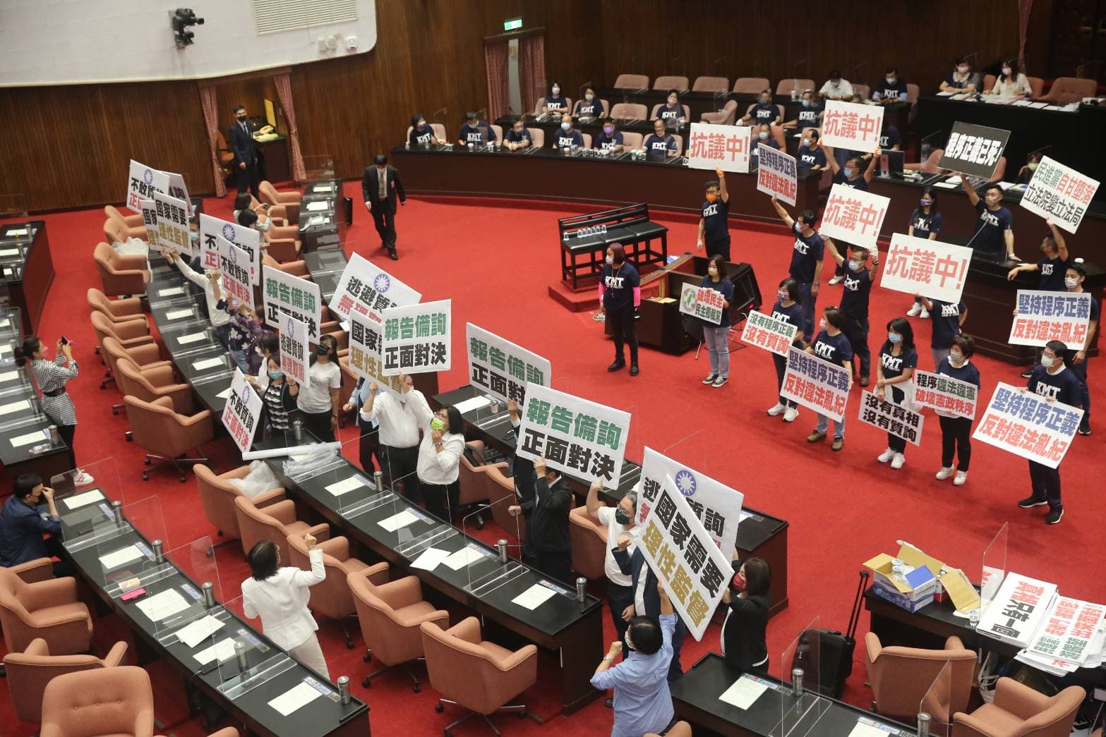藍委杯葛議事表示抗議,綠委則高喊讓官員上台備詢、正面對決,強調國家需要理性監督。