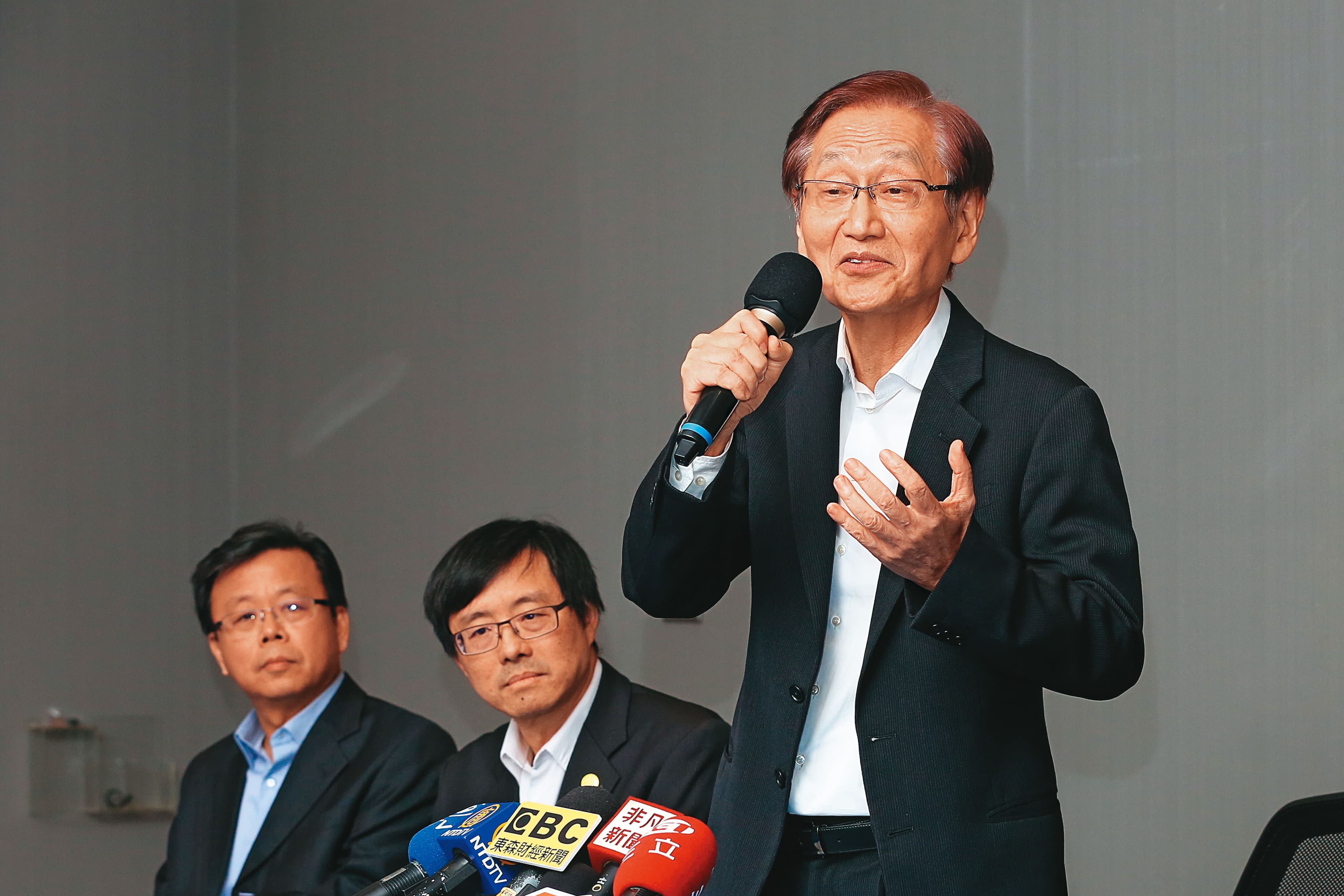 為免缺電風暴擴大,華碩董座施崇棠(右)和2位共同執行長天天盯庫存。