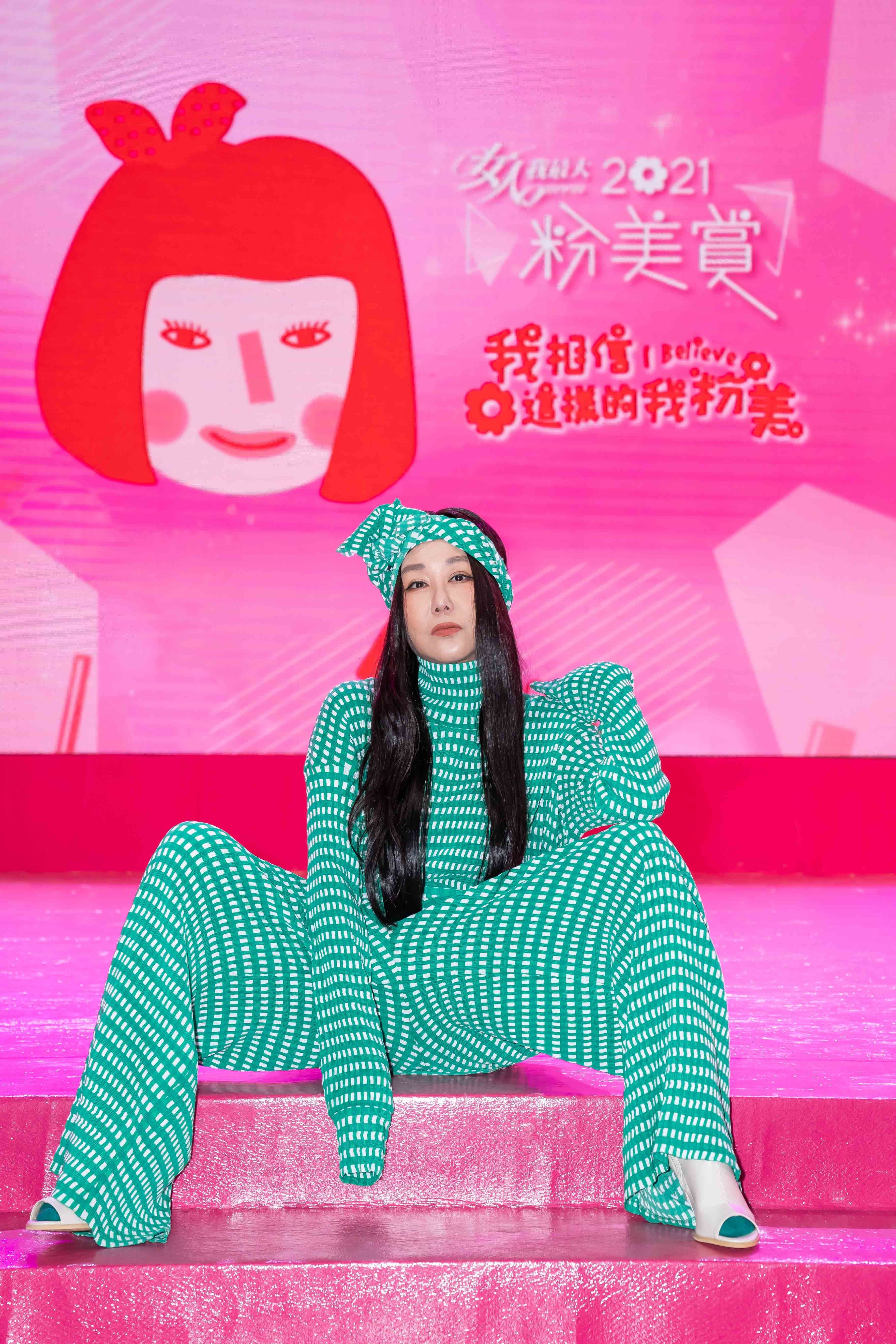 藍心湄自嘲打扮像「靈芝草人」。(TVBS提供)