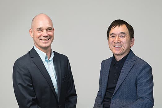 日本環球影城社長兼執行長JL Bonnier(左)與寶可夢公司社長石原恆和(右)。(翻攝日本環球影城官網)