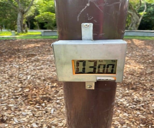 北市6公園試辦盪鞦韆計時器,提醒每3分鐘要換人。(北市府提供)