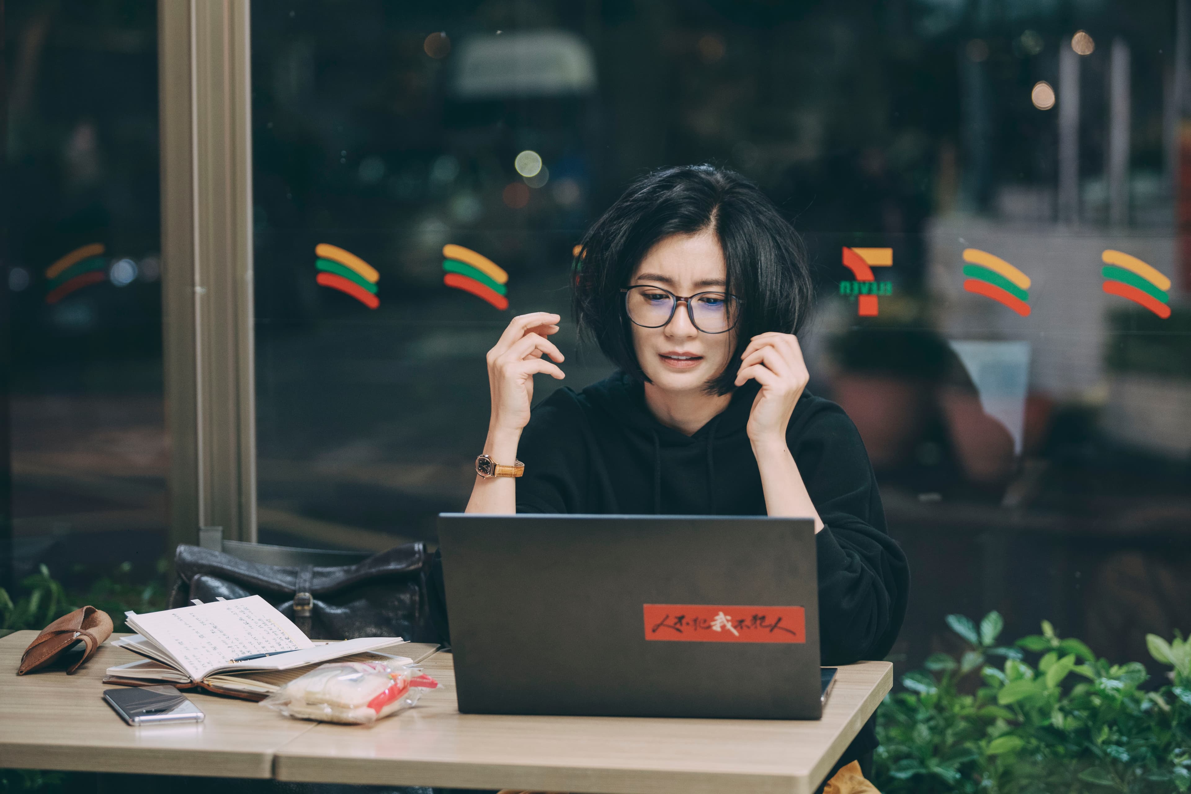 賈靜雯以宅女形象演出新劇。(Netflix、草舍文化提供)