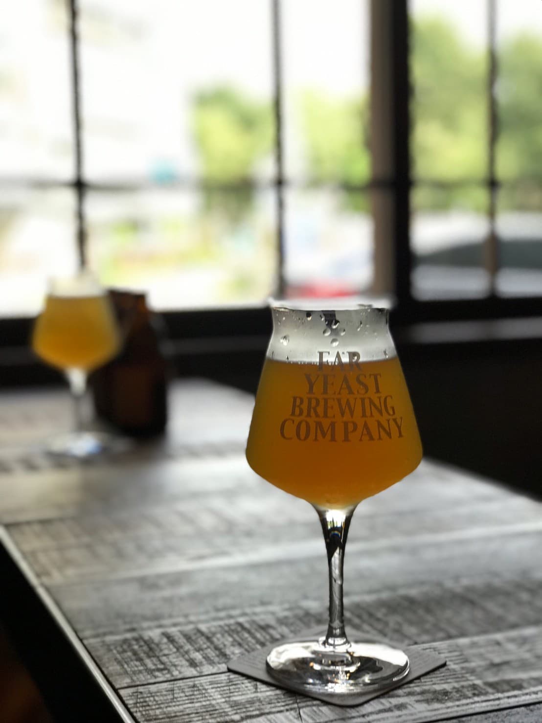 台灣精釀啤酒品牌「UGLY HALF BEER 酉鬼啤酒」和「Far Yeast Brewing 株式会社」強強聯手推出「柚子沙瓦 Hazy IPA」,風味清亮酸津。