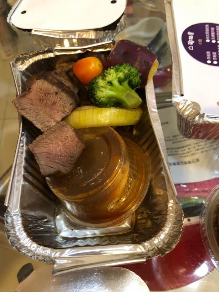 竟有一盒牛排醬整個掉入食物內,非常誇張。(翻攝自Dcard)