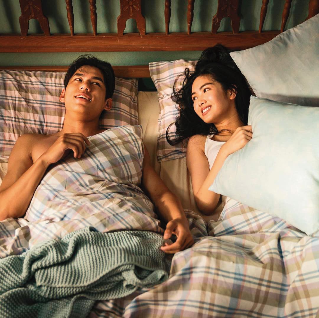 雷嘉汭(右)出道就接下電影《哭悲》女主角,戲中有吃重演出。(翻攝自雷嘉汭IG)