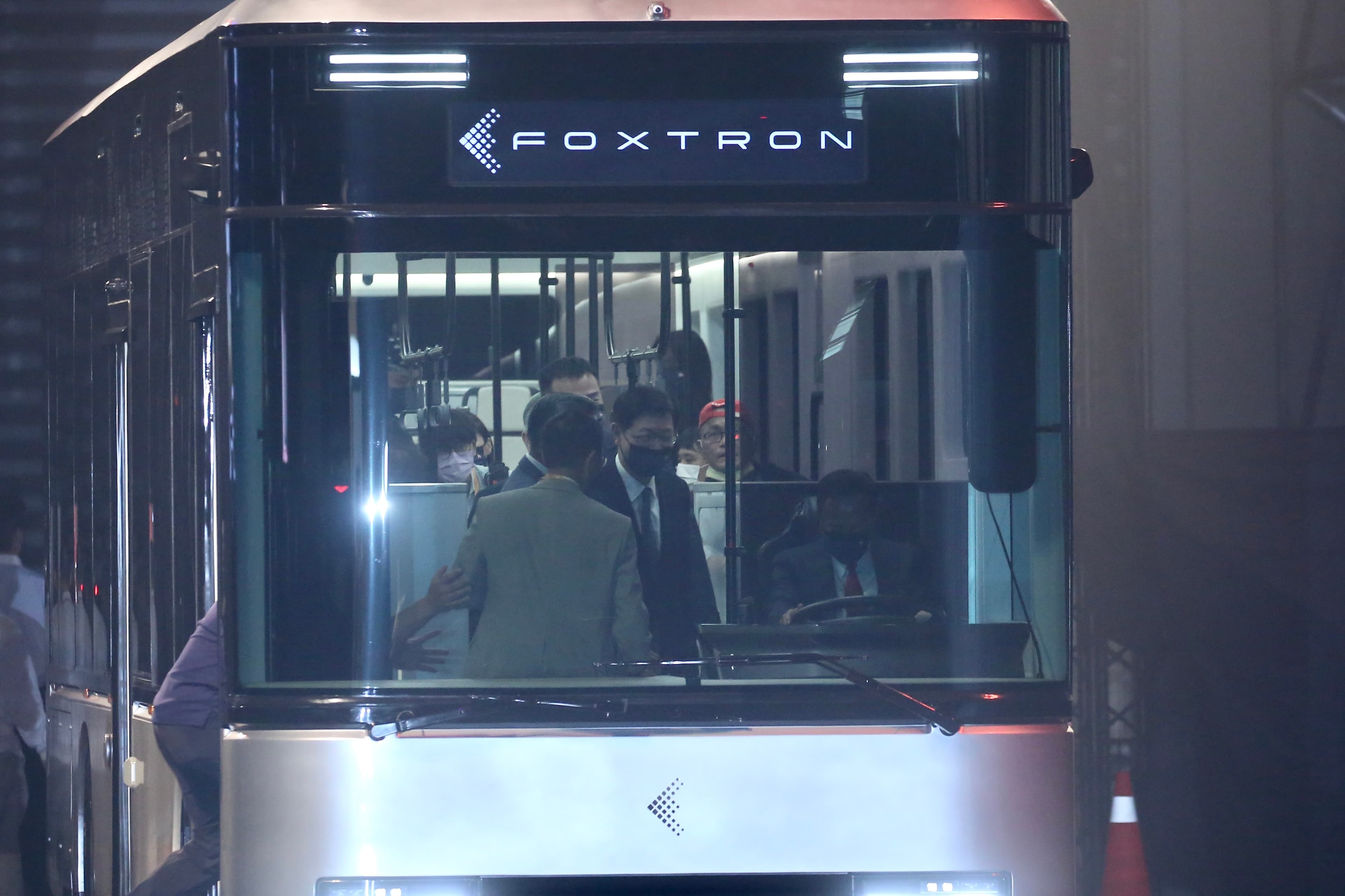 鴻海首度發表三款自主開發的電動車款。