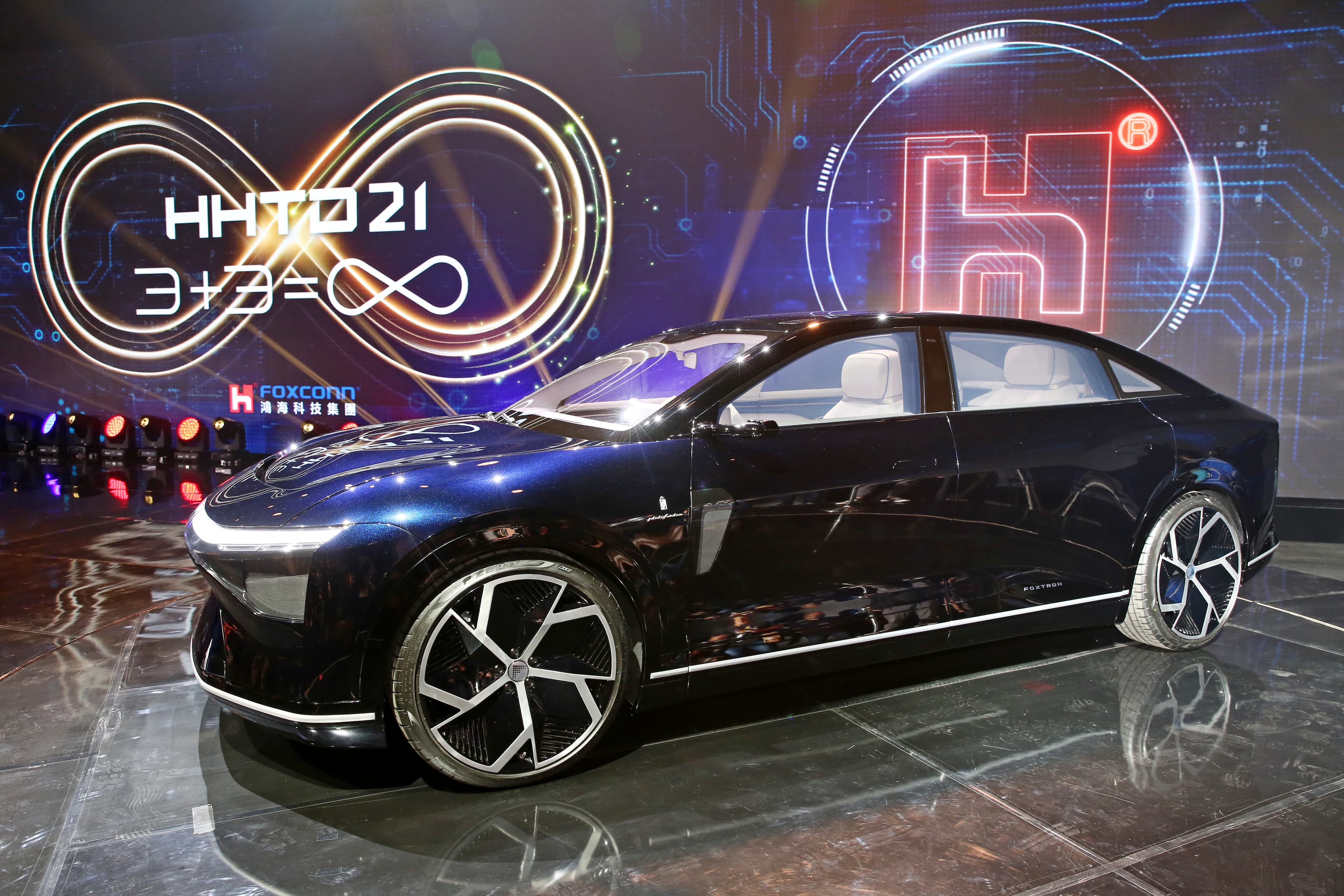 Model E性能相較Model C大幅提高,馬力輸出則為750批、續航力為750km,從時0到100公里加速度更縮短至2.8秒。