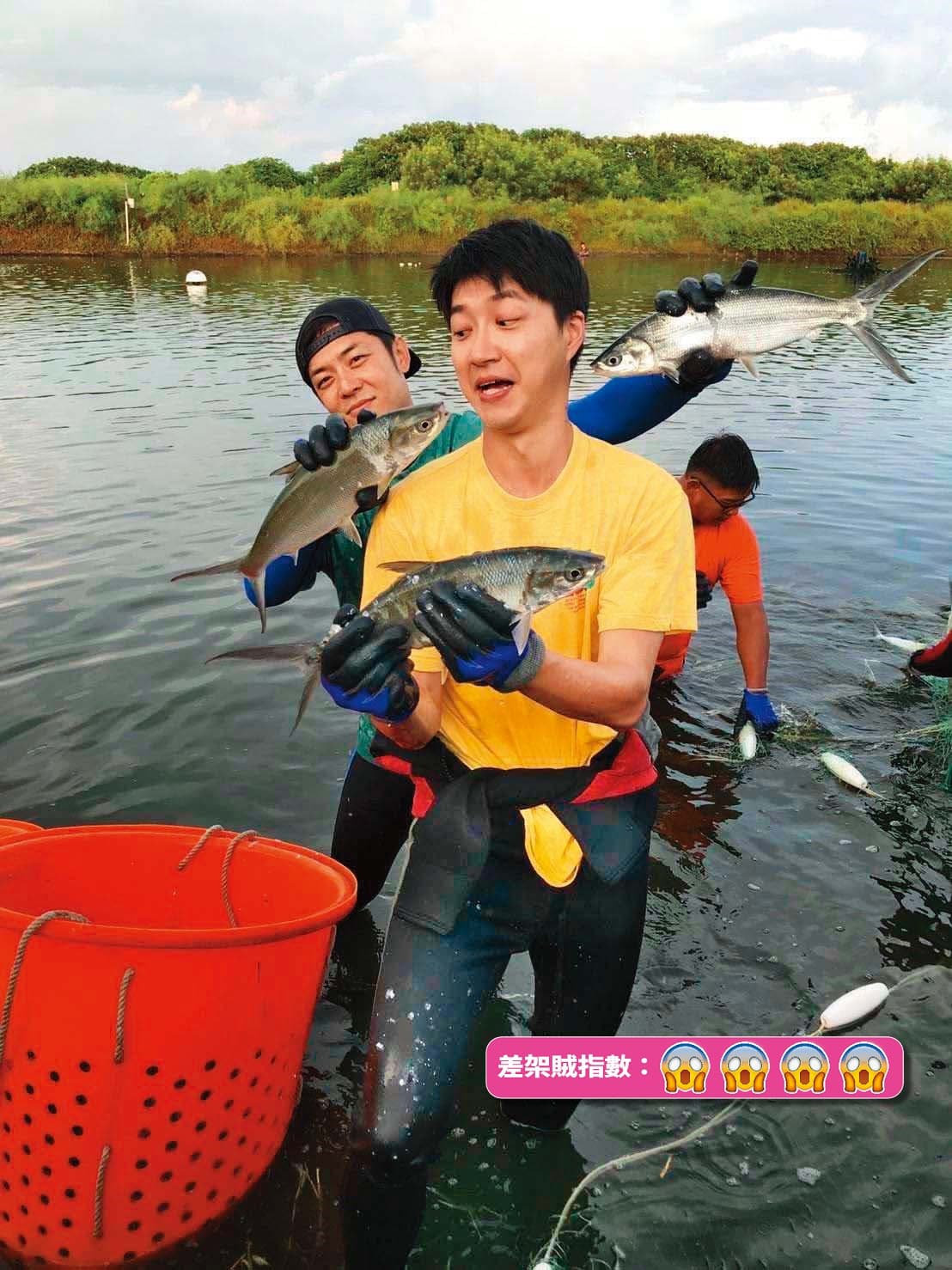 江宏傑(前)與姚元浩(後)挑戰抓魚,一臉驚恐。小傑開玩笑說,這也是一種「職業傷害」。(三立提供)