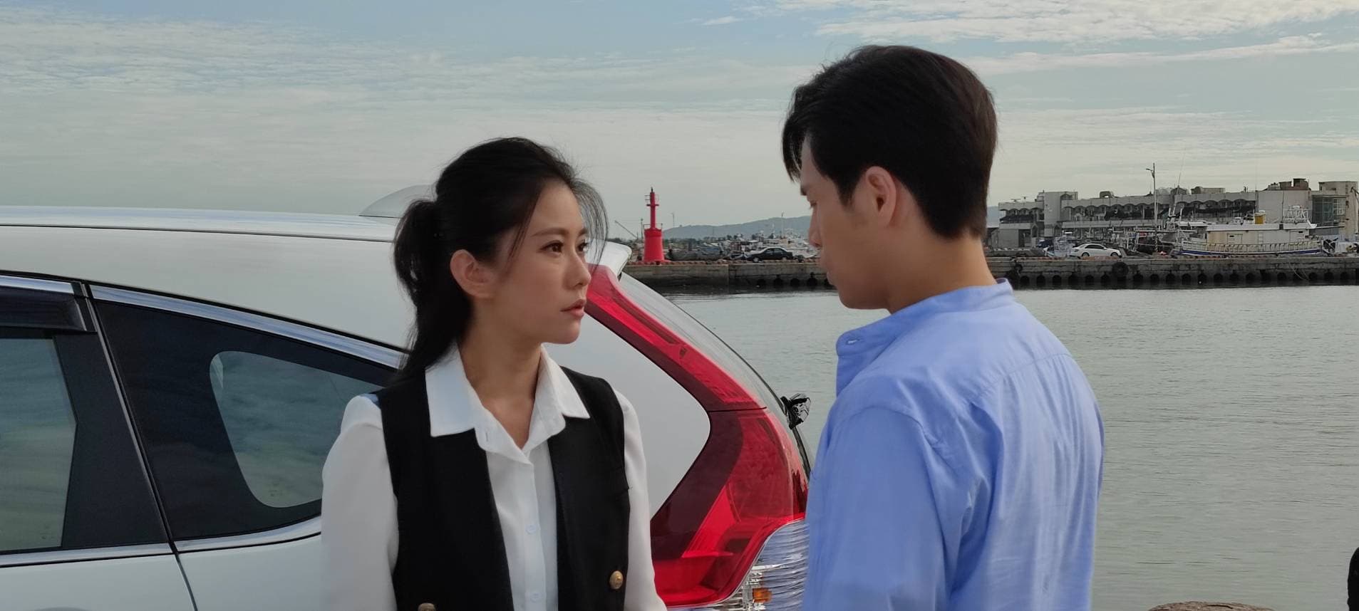 陳妍安(左)和Gino(右)在港邊拍戲,劇情緊張。(民視提供)