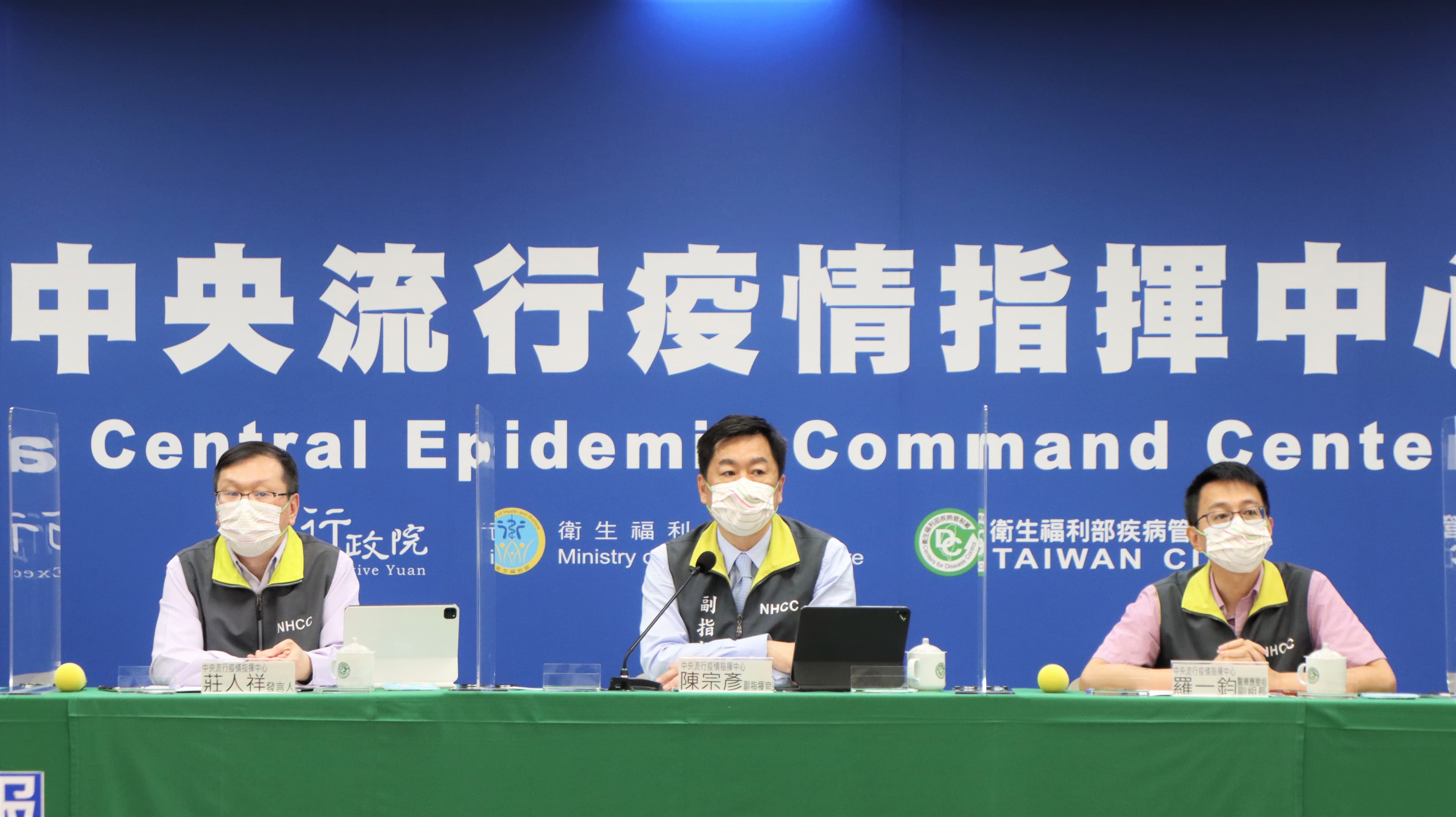 陳宗彥(中)於19日一句「因為你講大陸,我實在不知道哪一個國家啦!」在網路上引發熱議。(指揮中心提供)