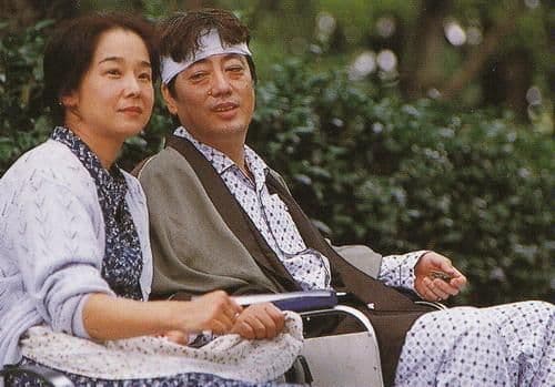 澤田研二(右)1982年首次參與山田洋次導演的《男人真命苦:寅次郎落英繽紛》演出,與田中裕子擦出火花。(翻攝自網路)