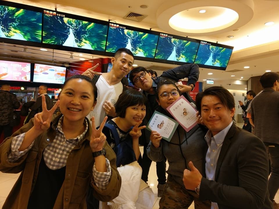 《幸福路上》製片組與導演合影。宋欣穎(中)表示,若沒有陳柏惟(右)和製片組的努力,生了重病的她無法完成這部電影。(翻攝自宋欣穎臉書)