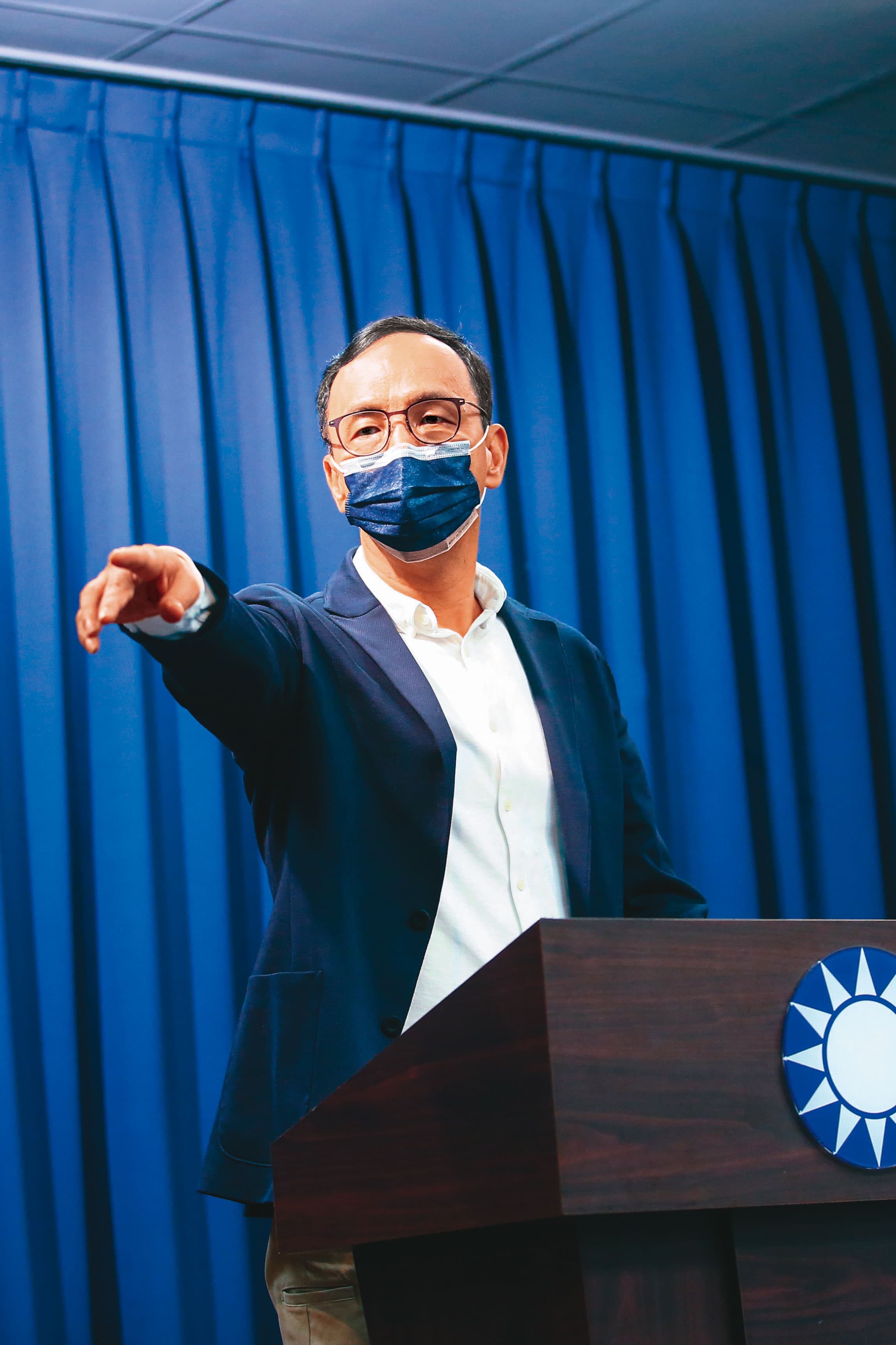 陳柏惟罷免案通過,朱立倫(圖)23日在黨中央召開記者會,臉上沒有太多喜悅,但宣示藍營一定會全力拚年底公投。