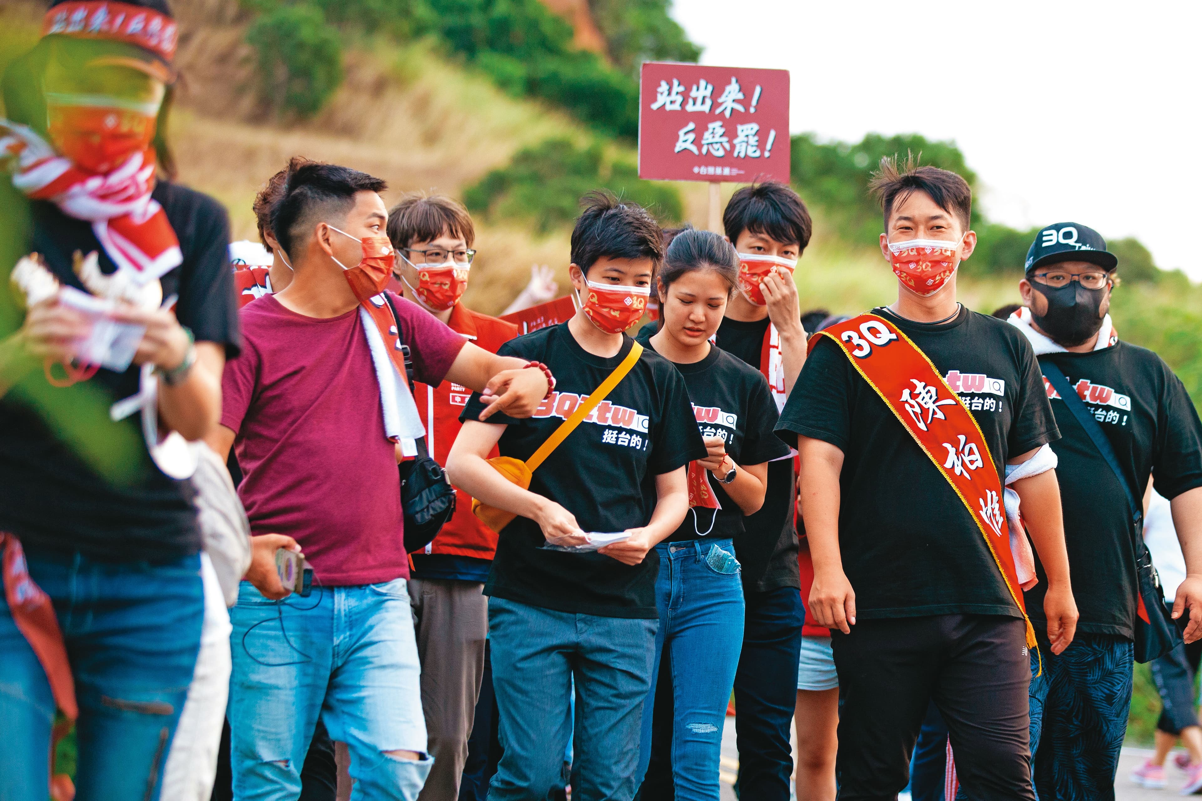 陳柏惟(右2)力抗罷免案,倒數階段還在選區苦行100小時,但最後不敵藍營及顏家的全面動員。