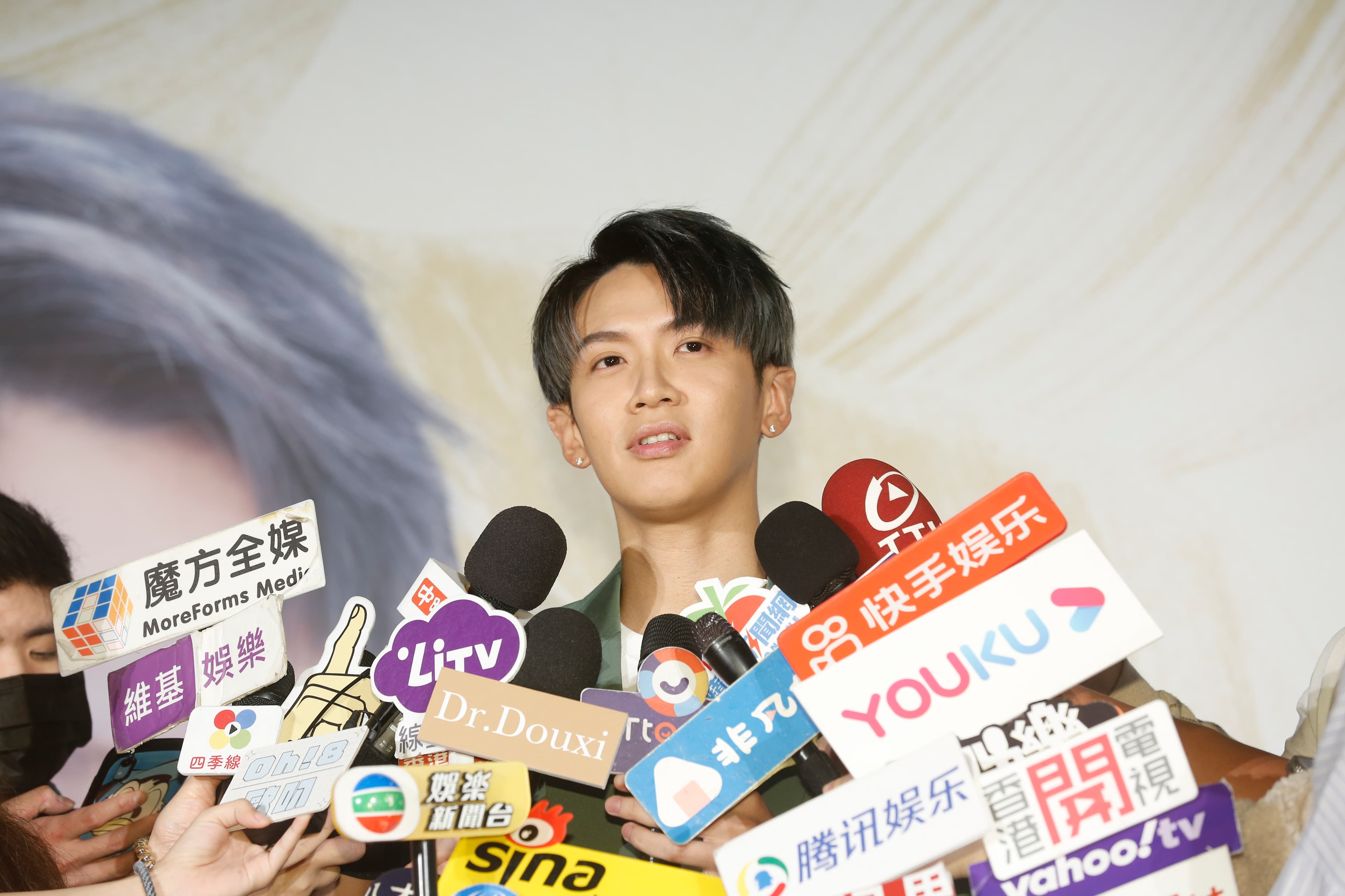 廠商新推出商品禮盒,柯震東表示可以與電影包場組成套裝,要朋友力挺包場之餘也買他代言的保養品。