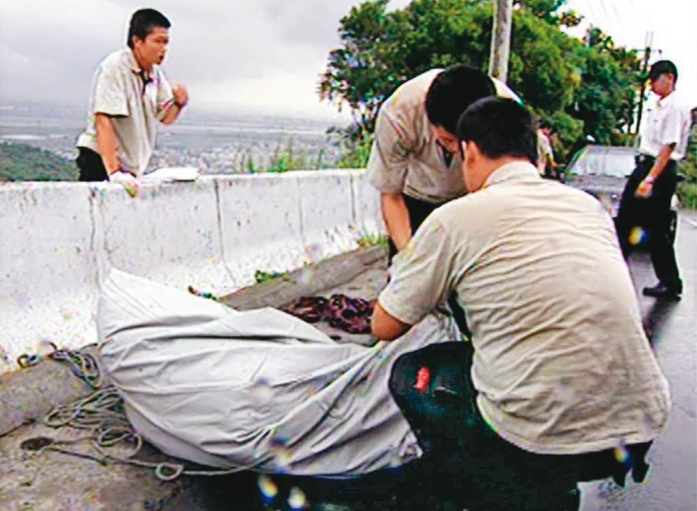 警方透過林男的供詞,在大肚山上找到趙男的屍體。(東森新聞提供)