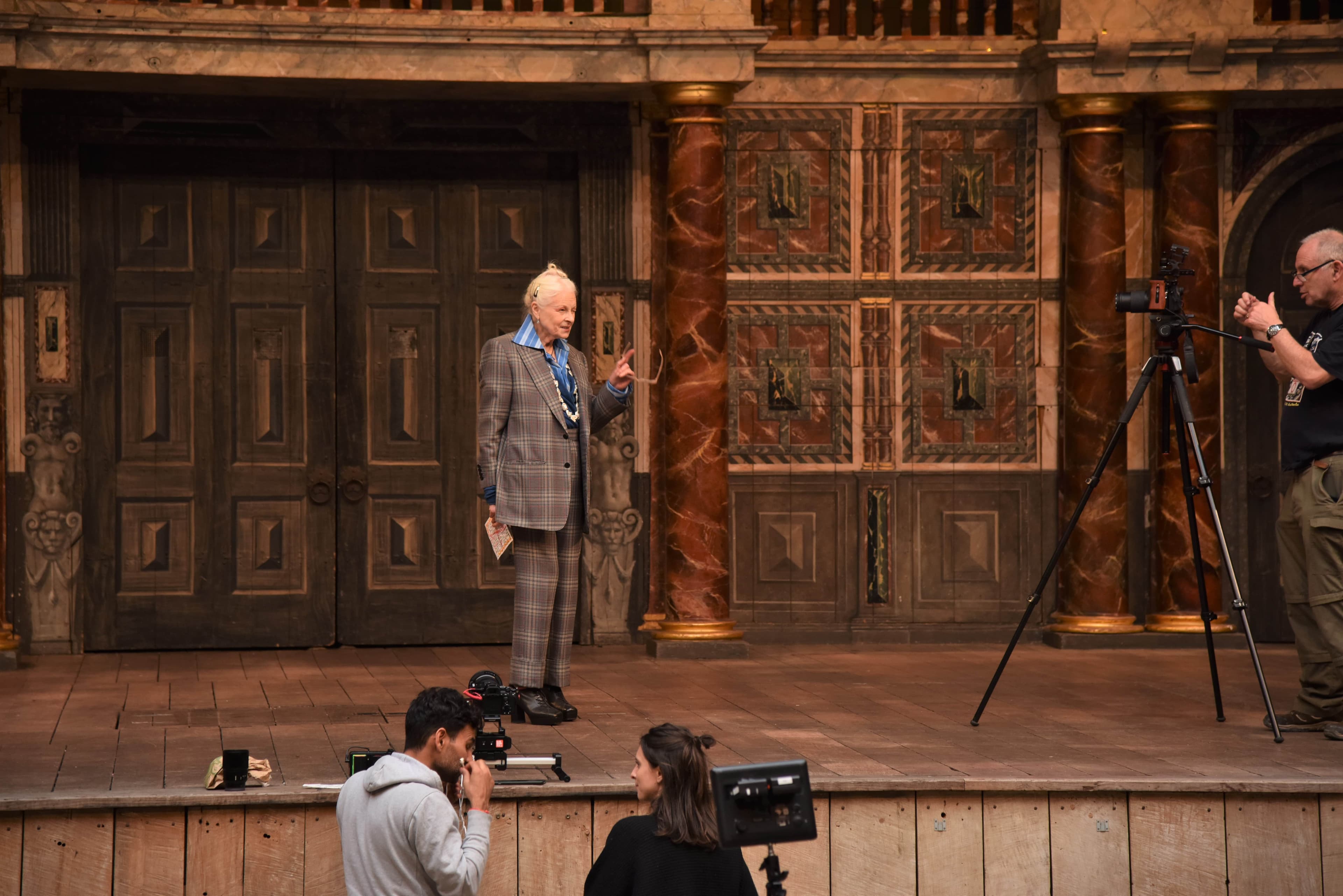 Vivienne Westwood選在在倫敦環球劇場(Shakespeare’s Globe)拍攝影片,劇場的舞台讓演說更加擁有戲劇效果。(Vivienne Westwood提供)