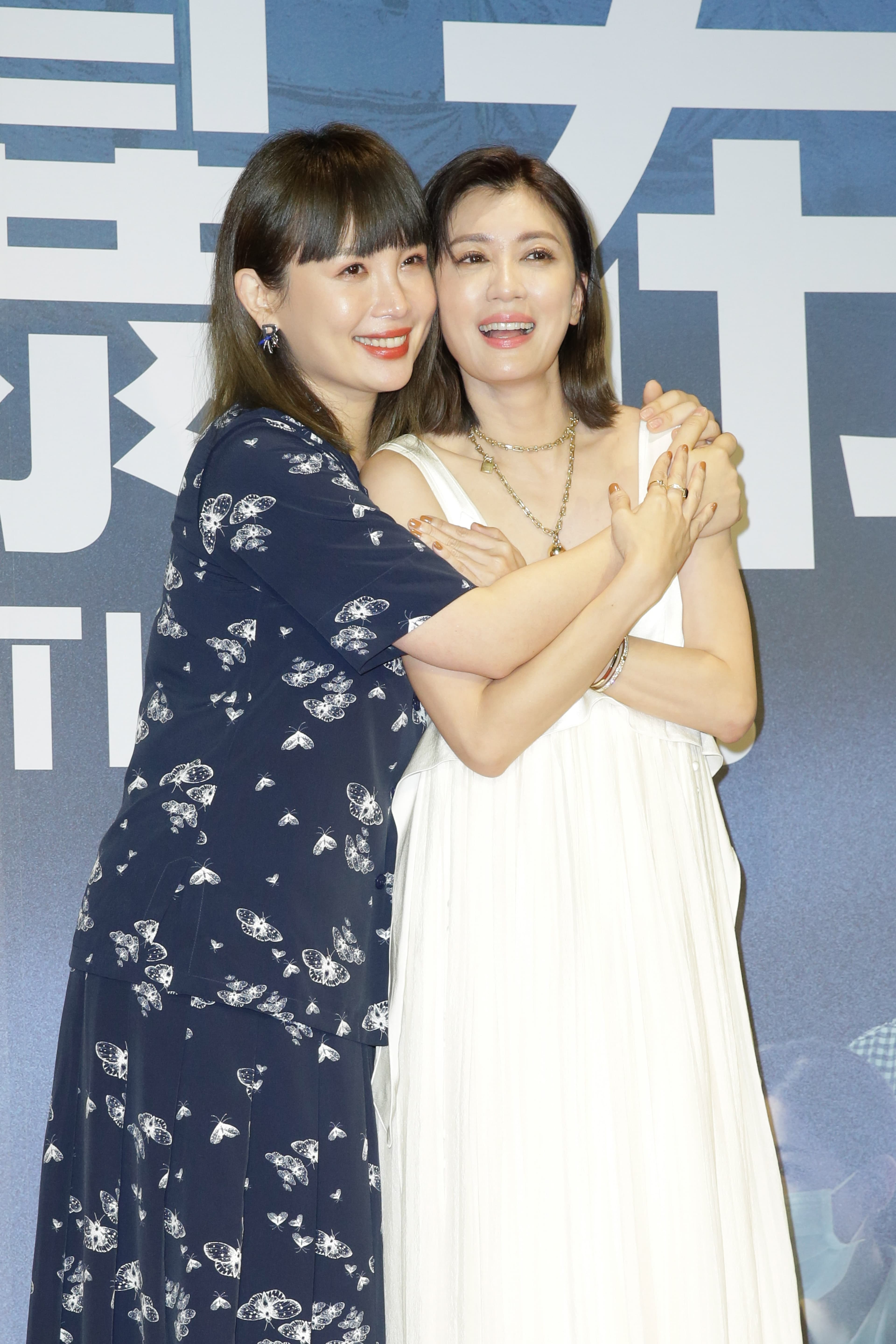 魏如萱(左)、賈靜雯(右)出席電影《瀑布》首映會,兩人在戲中飾演相互扶持的病友。
