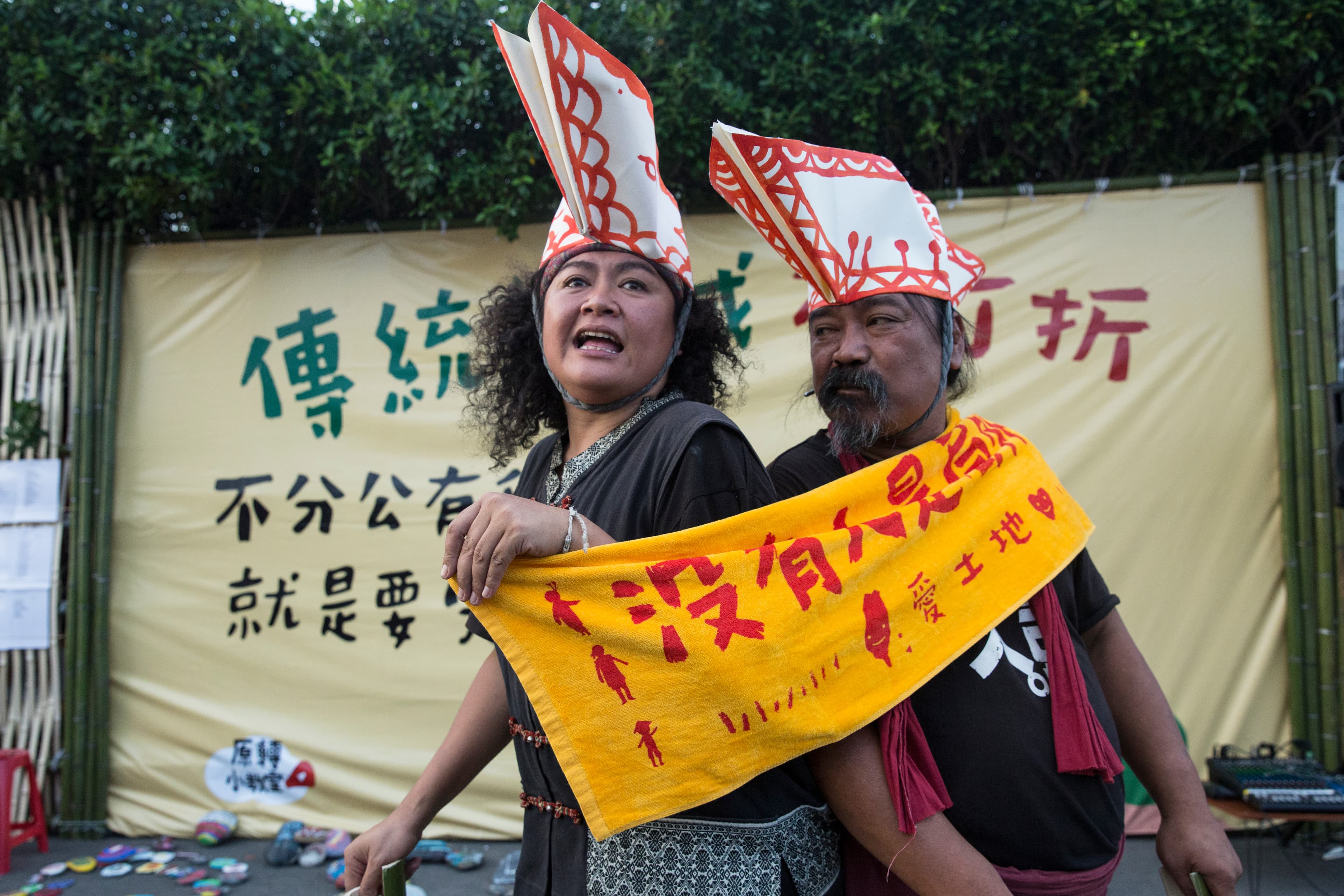 巴奈在「凱道部落」為原住民傳統領域發聲,喊出知名口號「沒有人是局外人」。(本刊資料照)