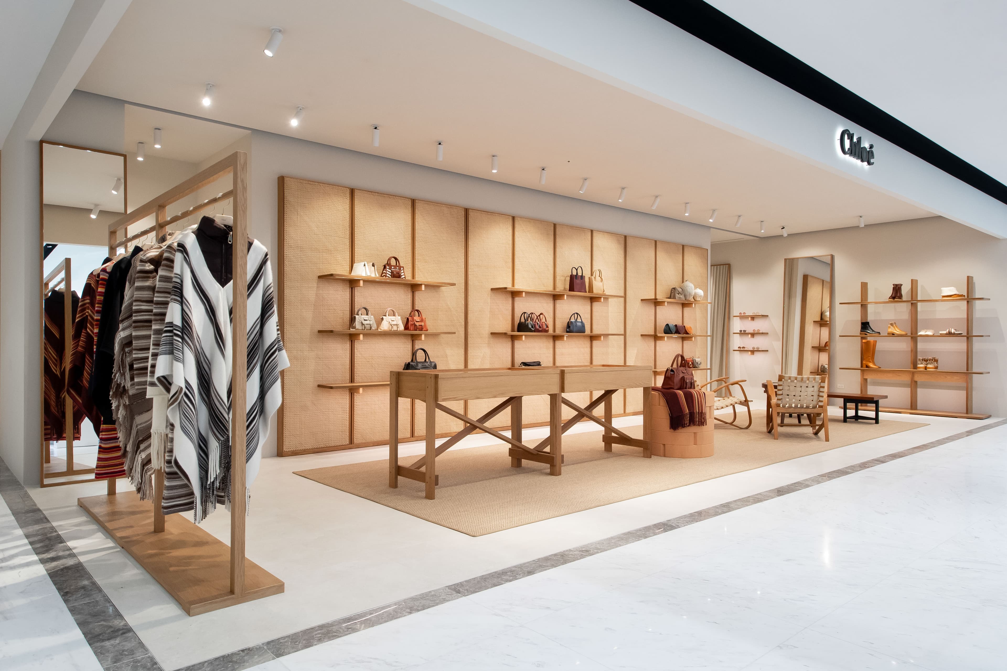 Chloé SOGO忠孝館期間限定店選用溫暖沙漠色調,展現傳統與摩登兼具的氣質。(Chloé提供)
