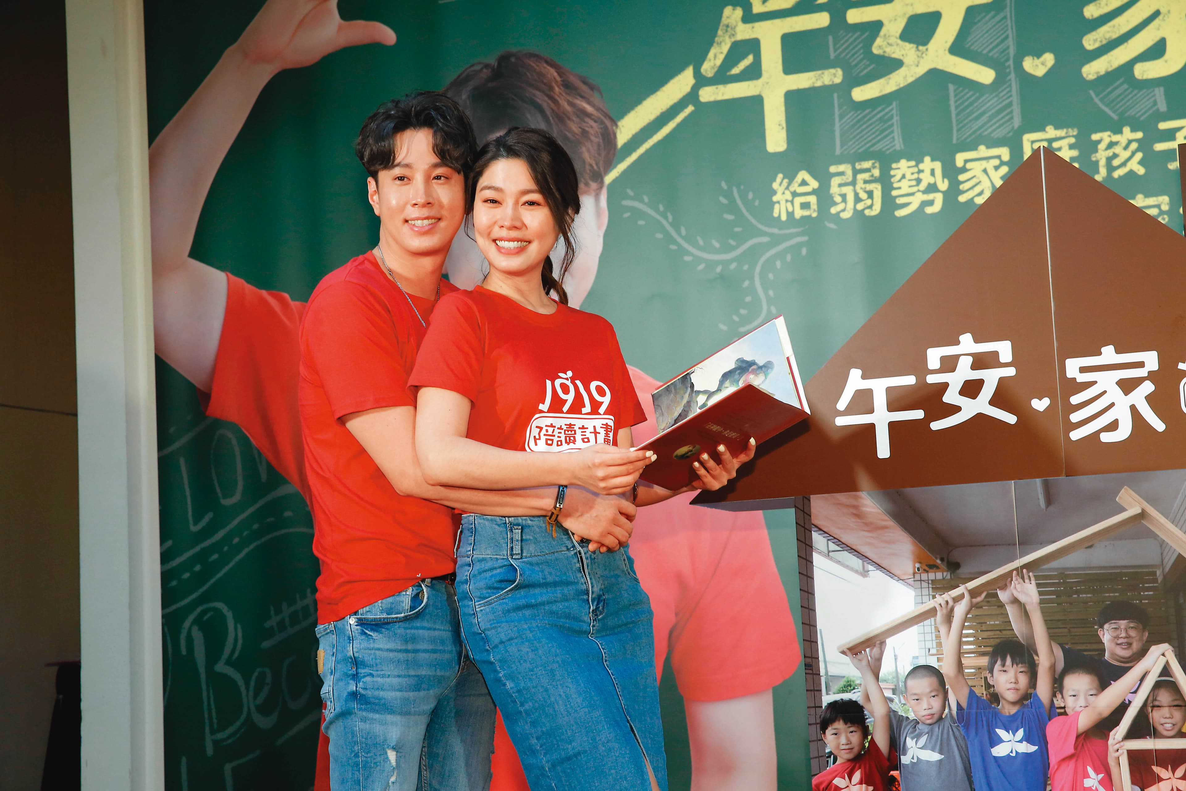 白家綺(右)和吳東諺(左)9月時一起現身公益活動,夫妻不忌諱同台、恩愛放閃。