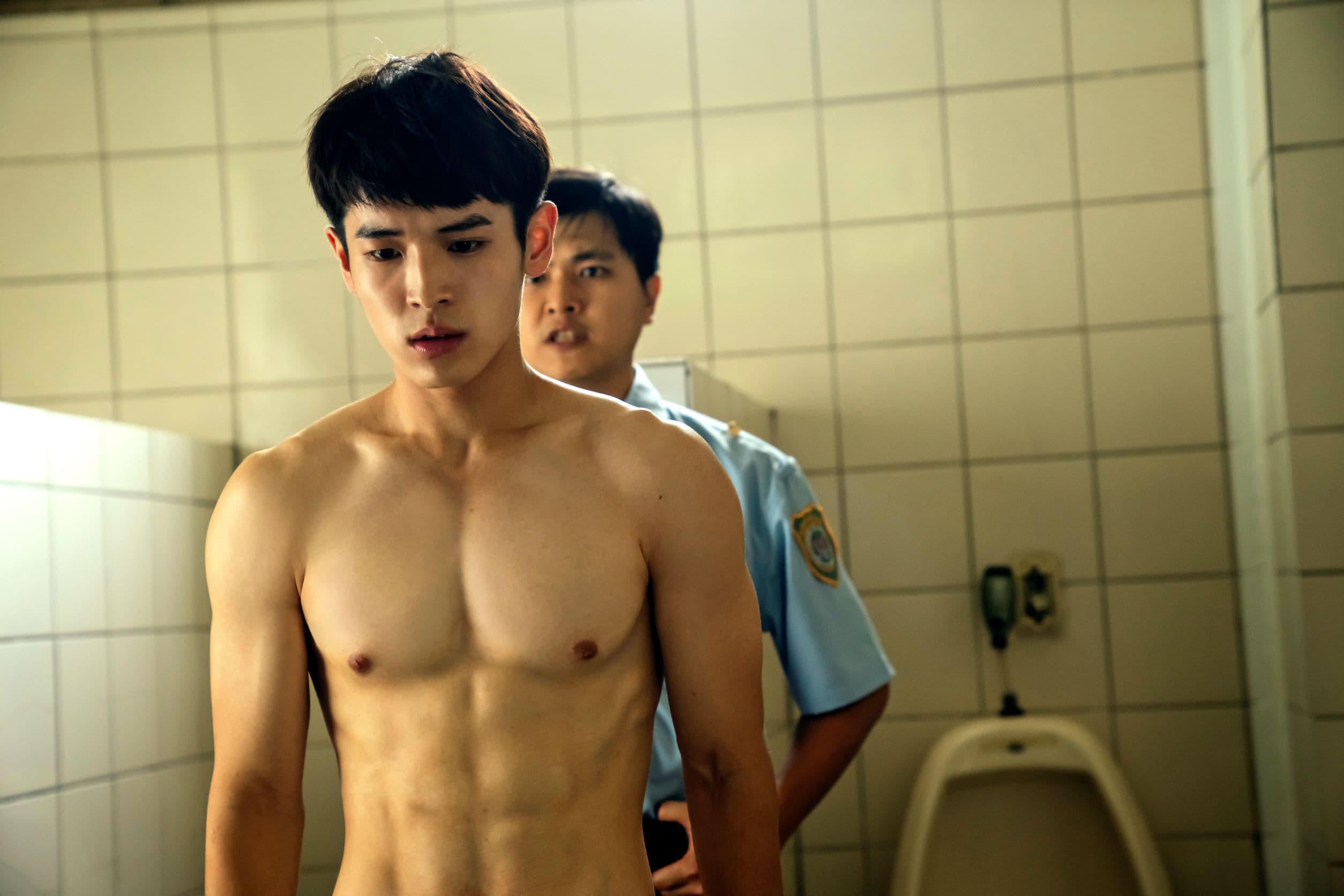 張豐豪秀出六塊腹肌。(HBO提供)