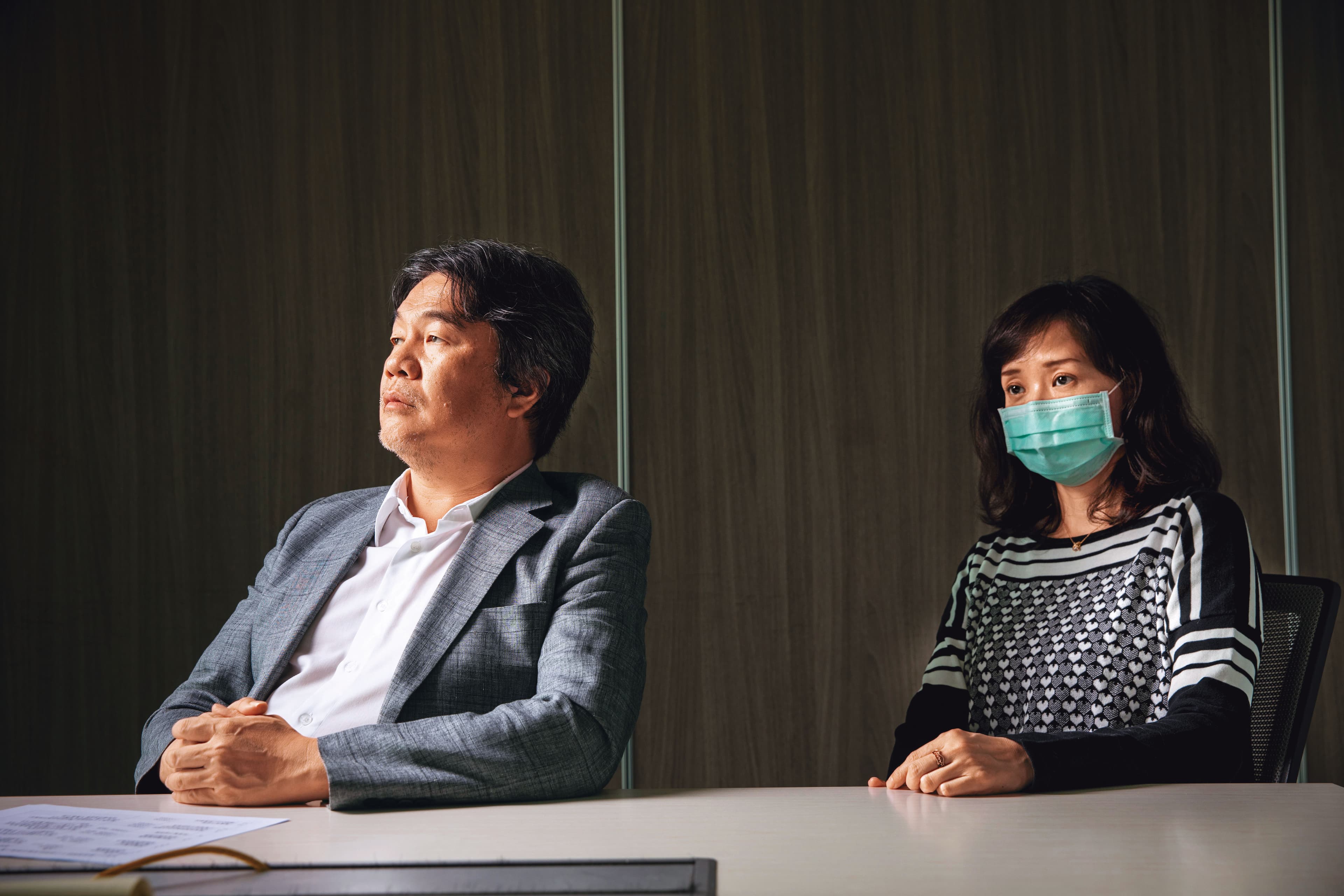 王必勝(左)與妻子尤香玉(右)接受專訪,2人都希望社會大眾對私領域的討論能夠停息。
