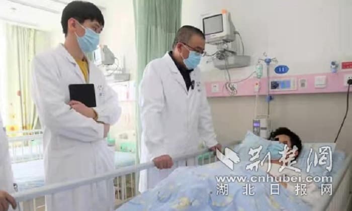男孩經過醫師緊急治療後,終於成功保住「蛋蛋」。(翻攝《荊楚網》)