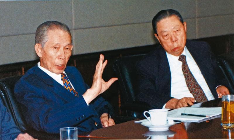 王永慶(左)侍母至孝,至今仍讓不少人印象深刻。(台塑提供)